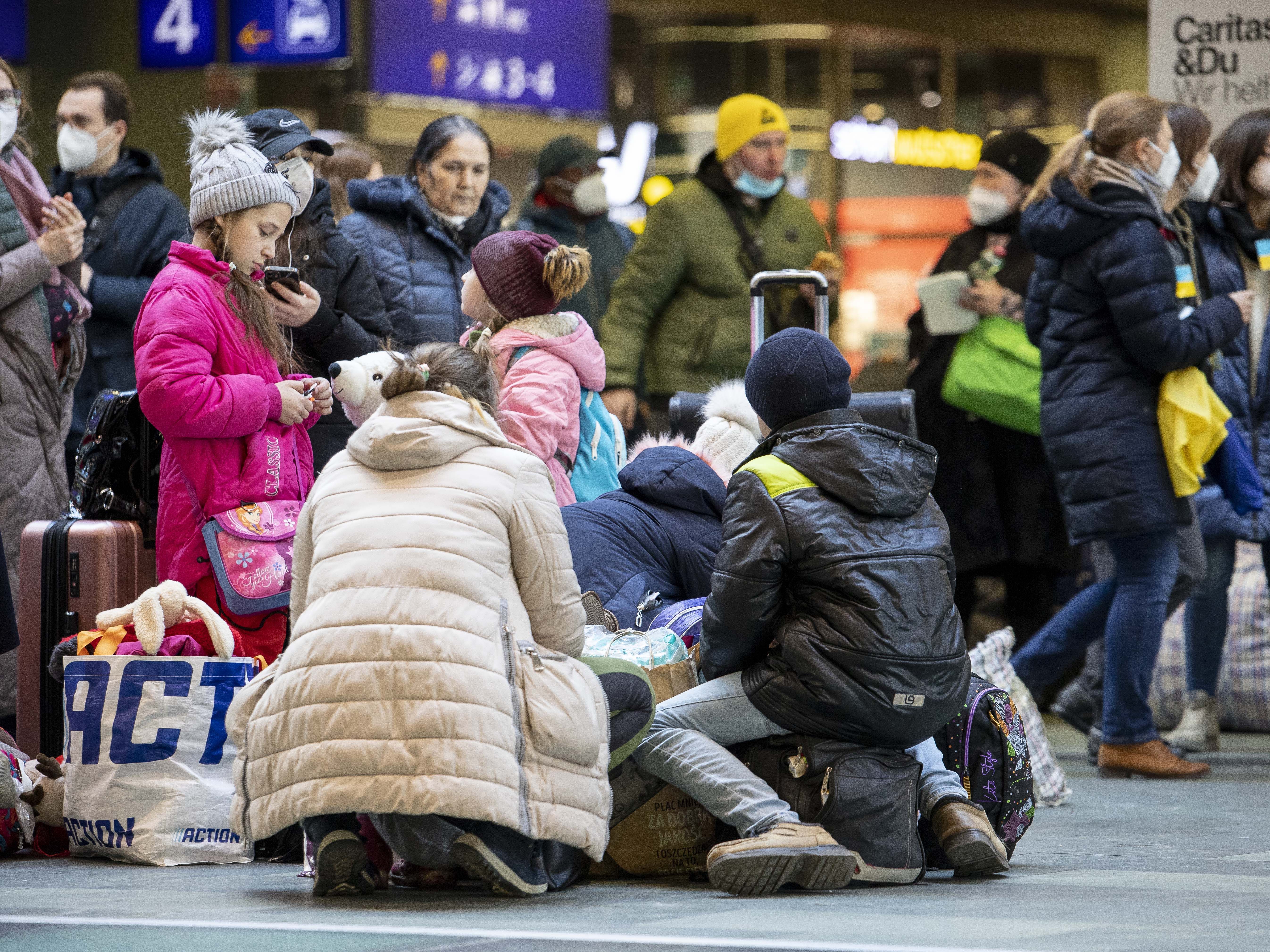 Kriegsflüchtlinge aus der Ukraine bei der Ankunft am Wiener Hauptbahnhof