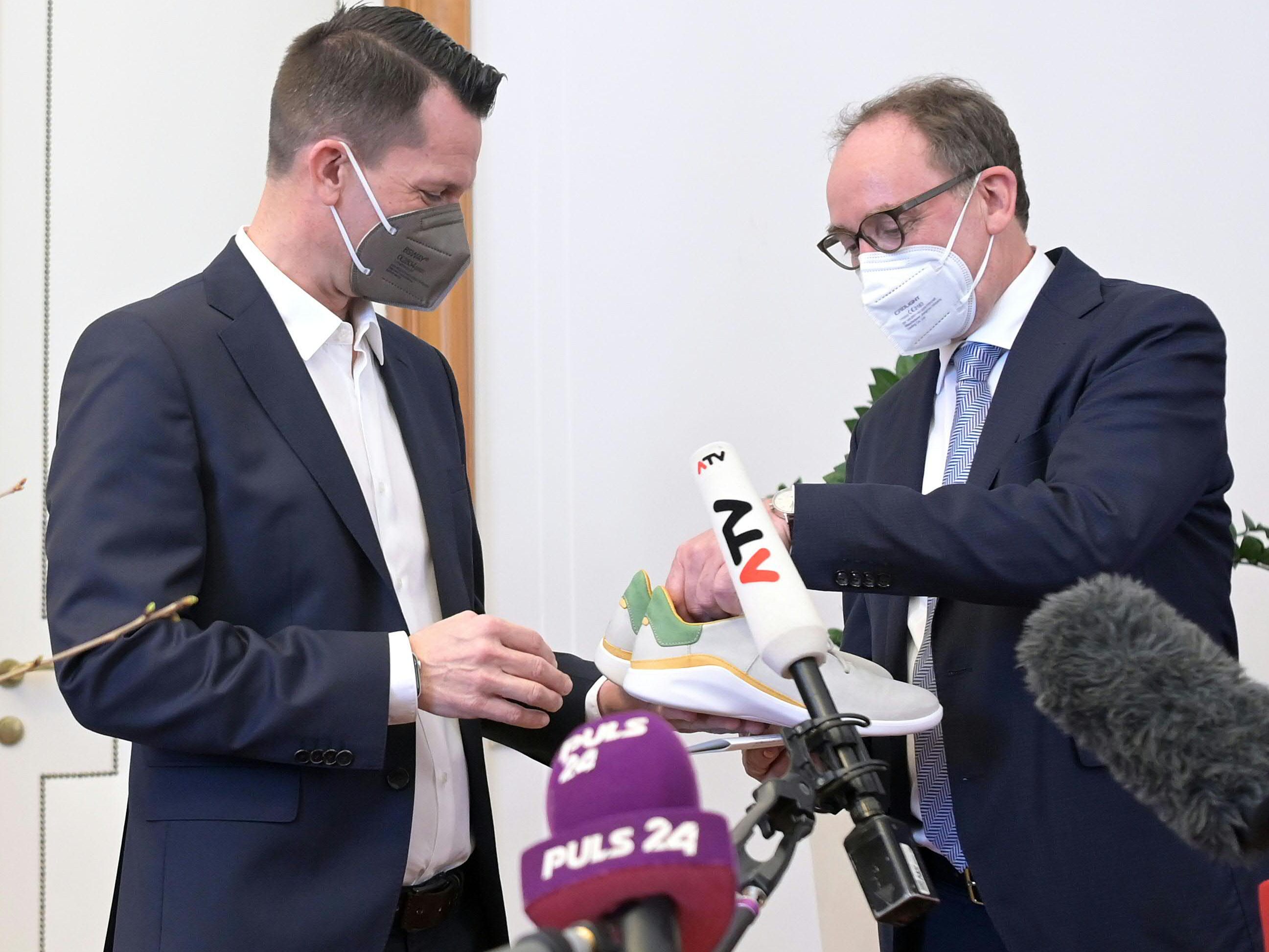 Weiße Laufschuh als Antrittsgeschenk Weiße Laufschuh als Antrittsgeschenk