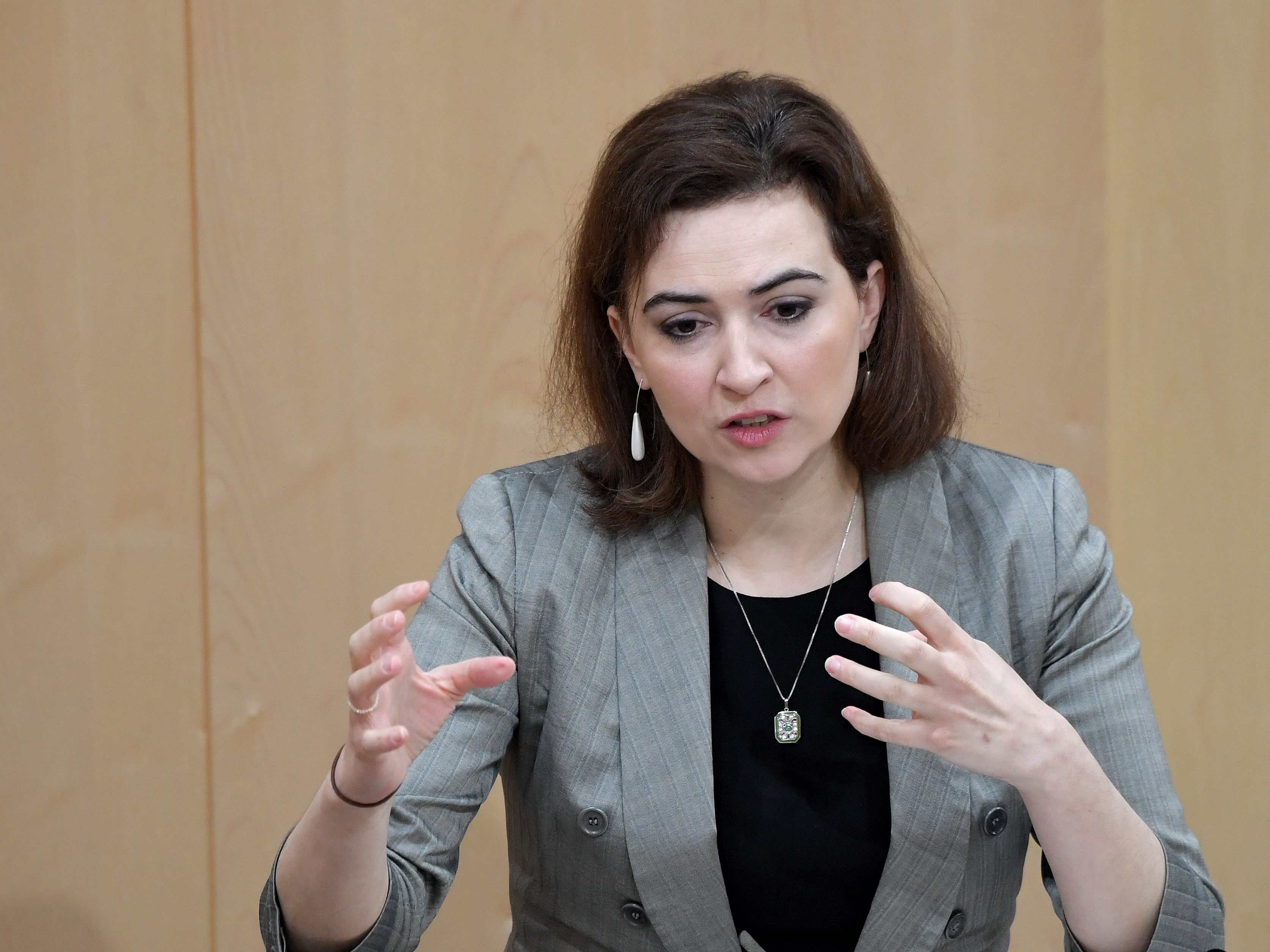 Spritpreise: Justizministerin Zadic wandte sich an Bundeskartellanwalt.