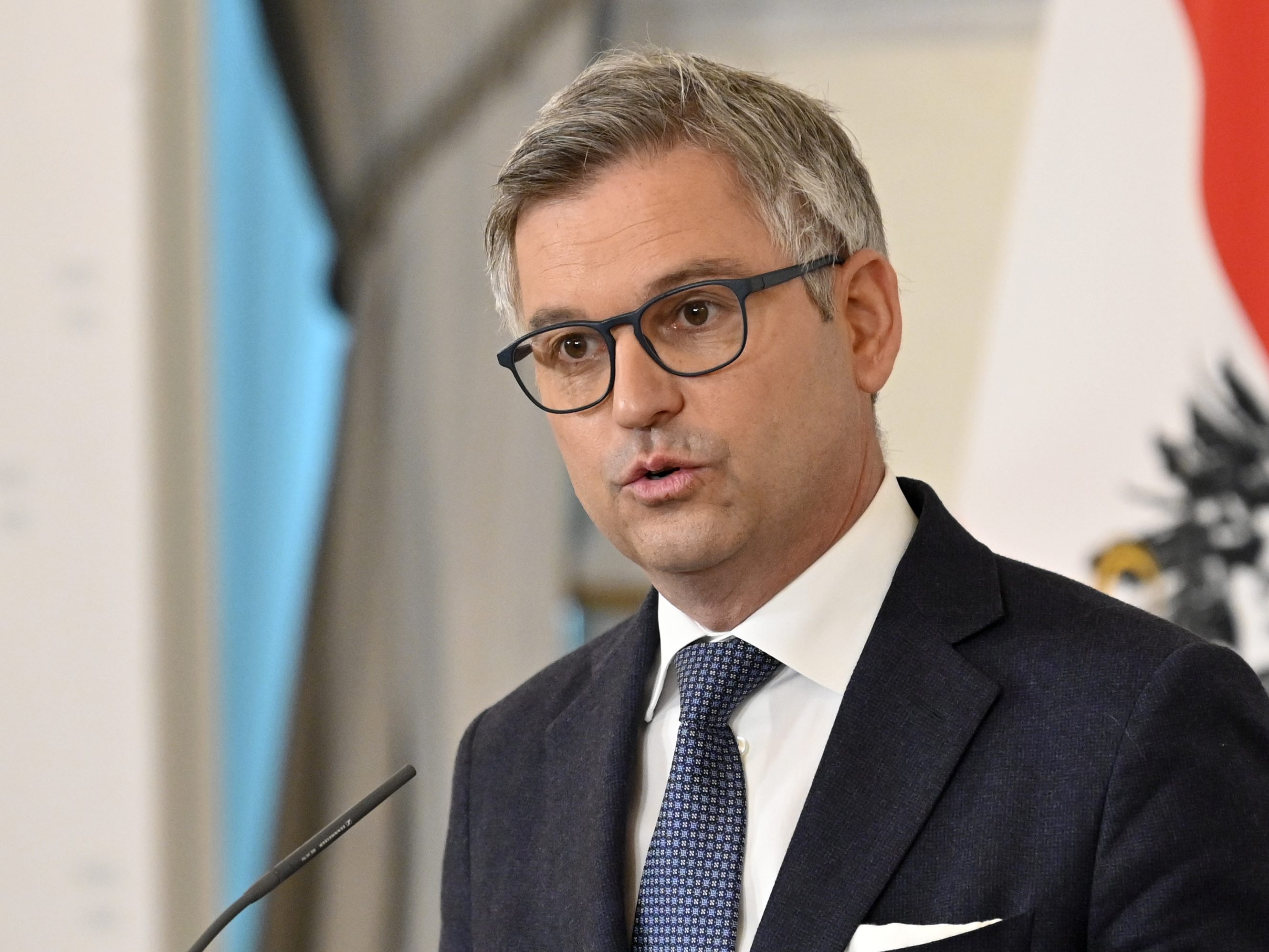 Regierung richtet neues Beobachtungsgremium ein. Regierung richtet neues Beobachtungsgremium ein.