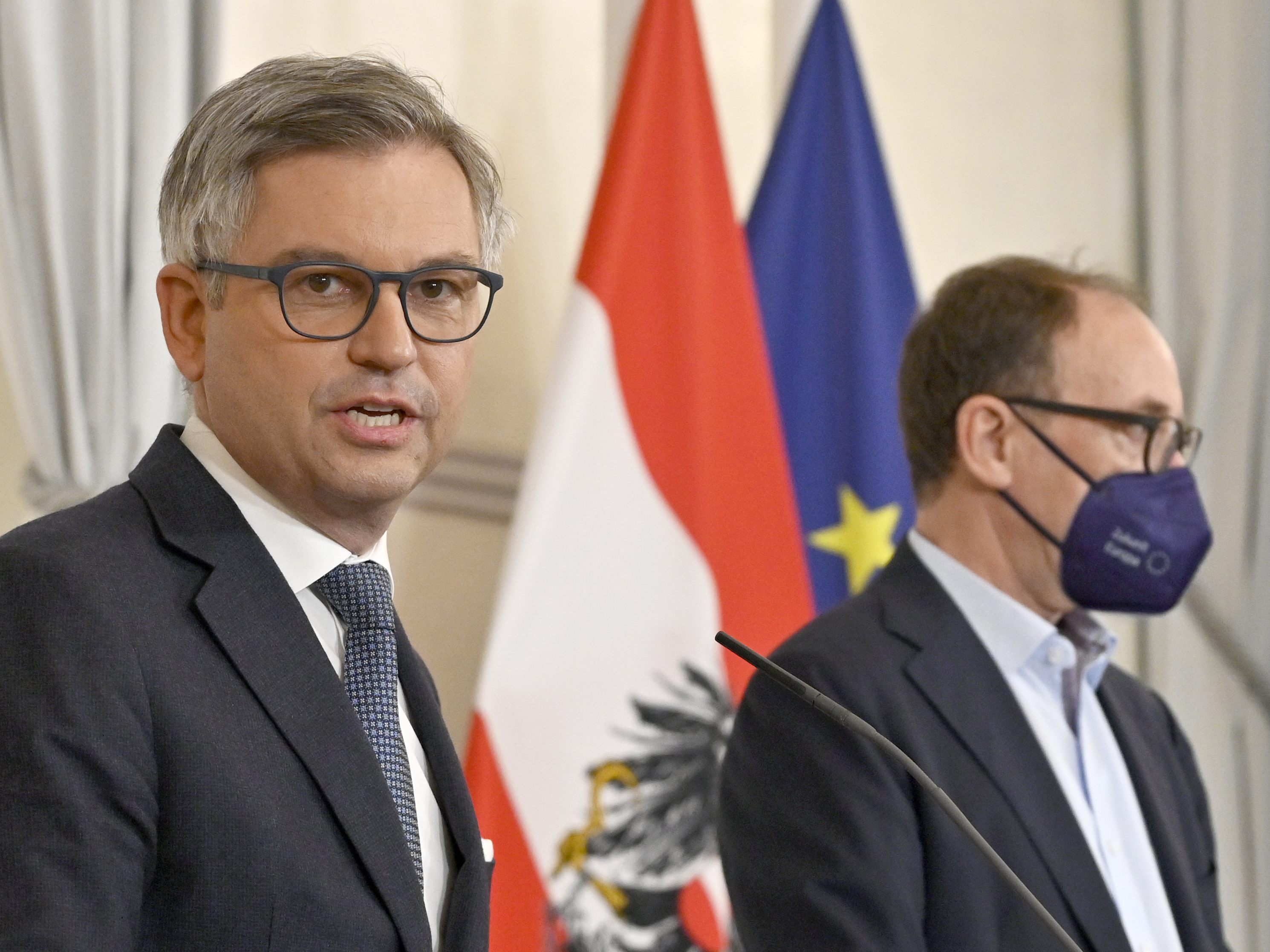 Mit Sozialpartnern und Wirtschaftsforschern Mit Sozialpartnern und Wirtschaftsforschern