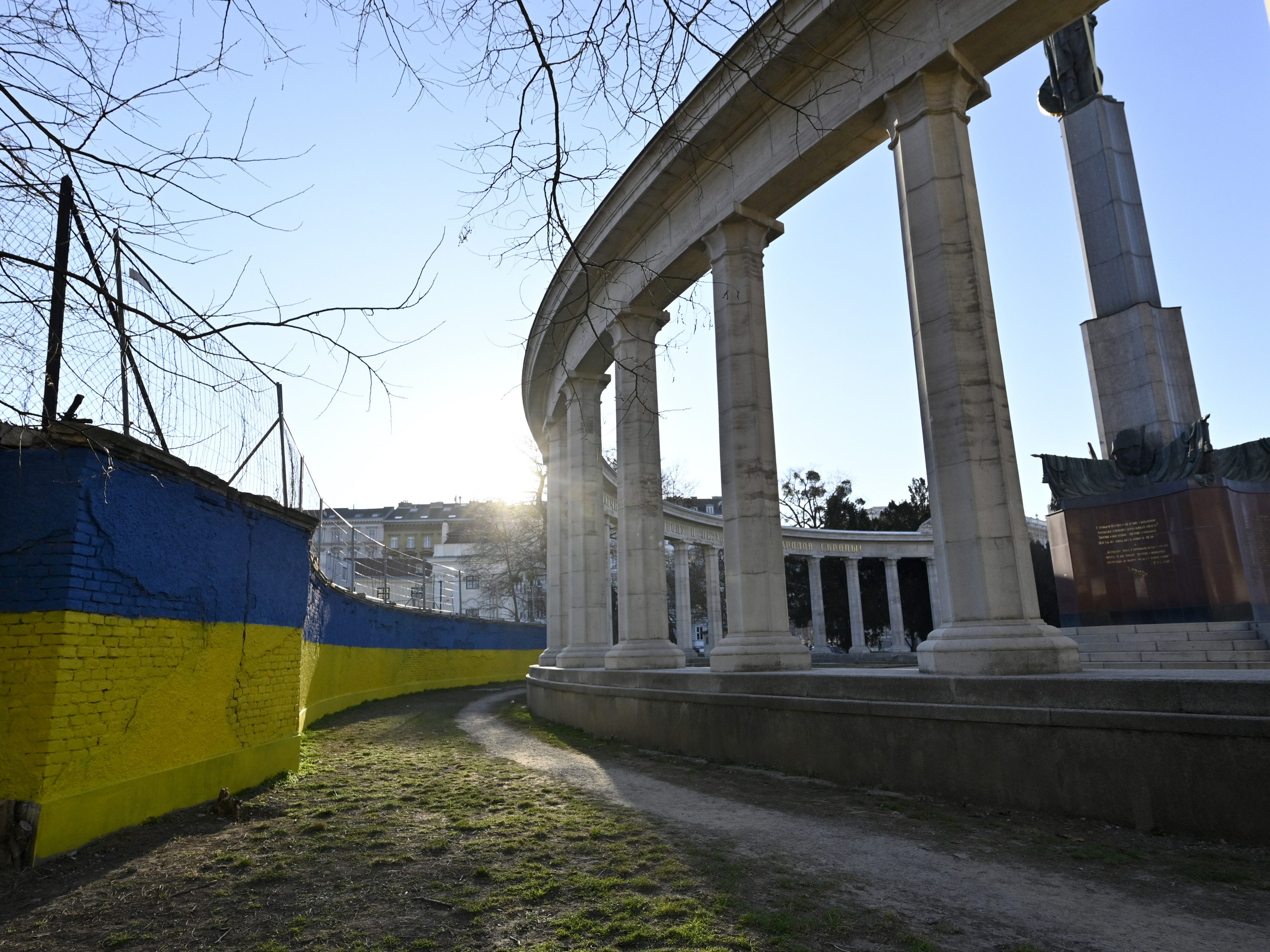 Die ukrainischen Farben wurden auf eine Mauer am Wiener Schwarzenbergplatz gemalt. Die ukrainischen Farben wurden auf eine Mauer am Wiener Schwarzenbergplatz gemalt.
