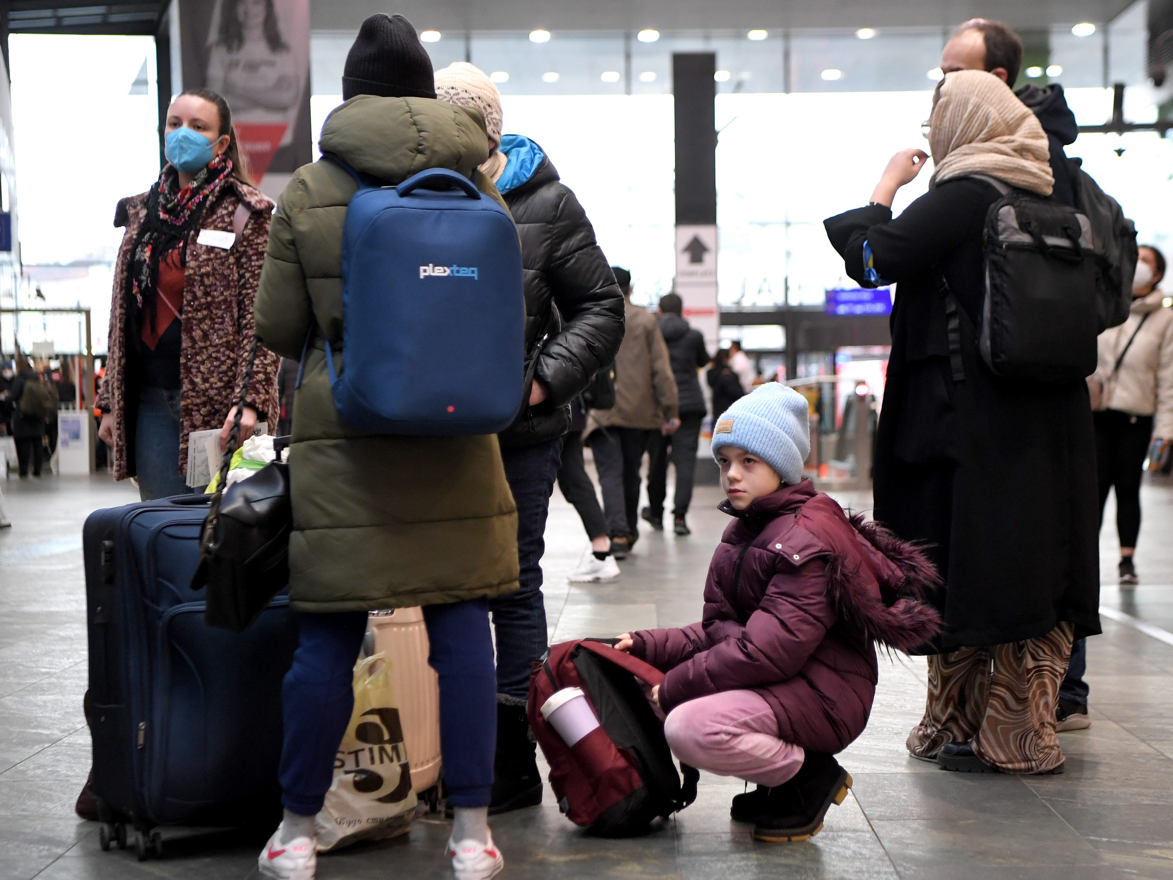 Flüchtlinge aus der Ukraine kommen am Wiener Hauptbahnhof an.