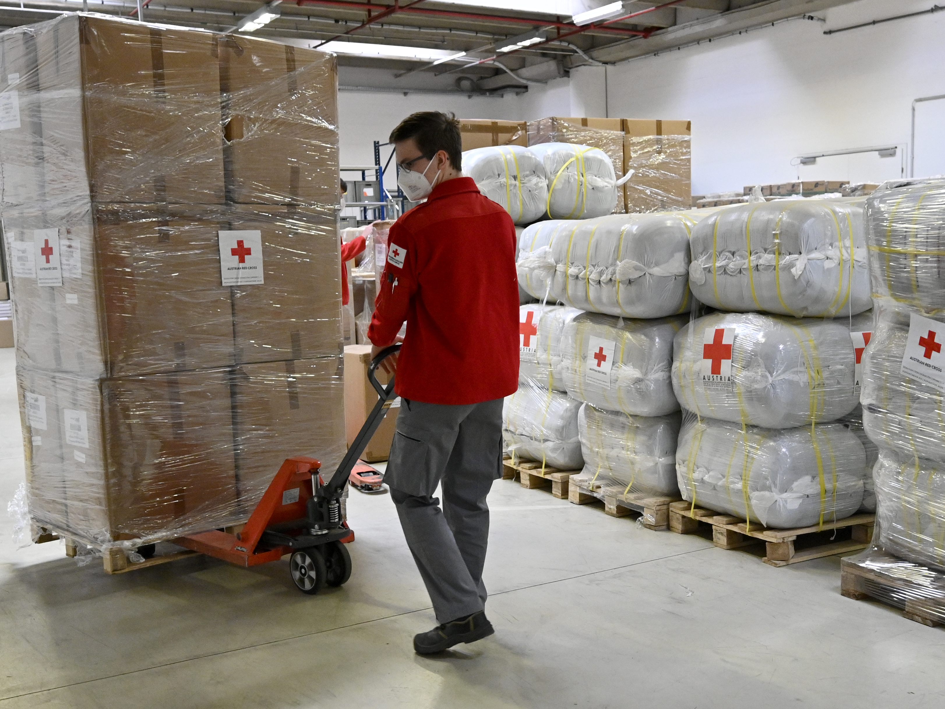 2.600 Tonnen Hilfsgüter vom österreichischen Roten Kreuz kamen bereits in der Ukraine an. 2.600 Tonnen Hilfsgüter vom österreichischen Roten Kreuz kamen bereits in der Ukraine an.