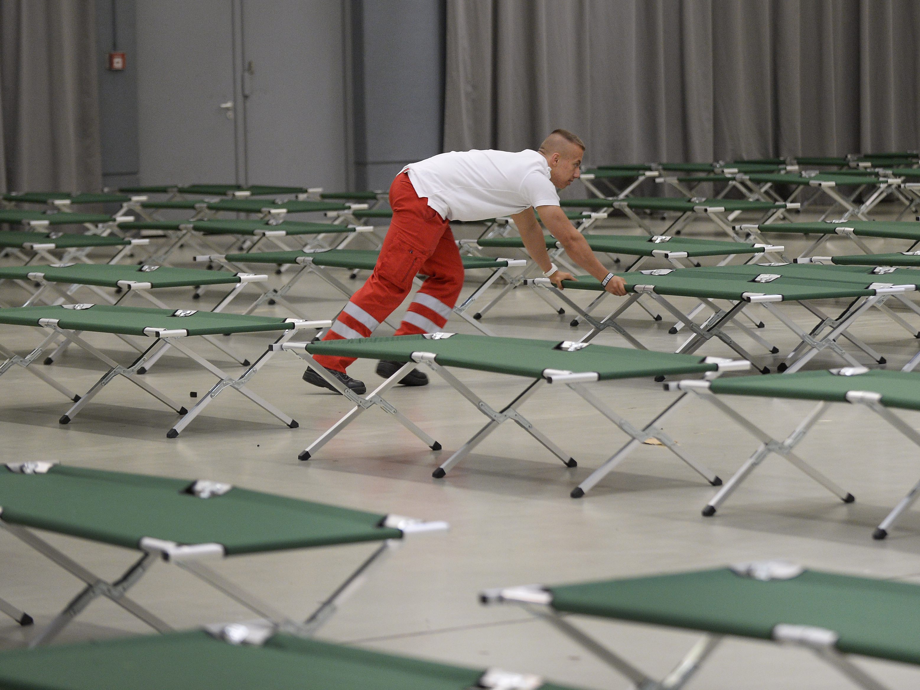 In der Arena Nova wurde alles für die Ankunft der Flüchtlinge vorbereitet.