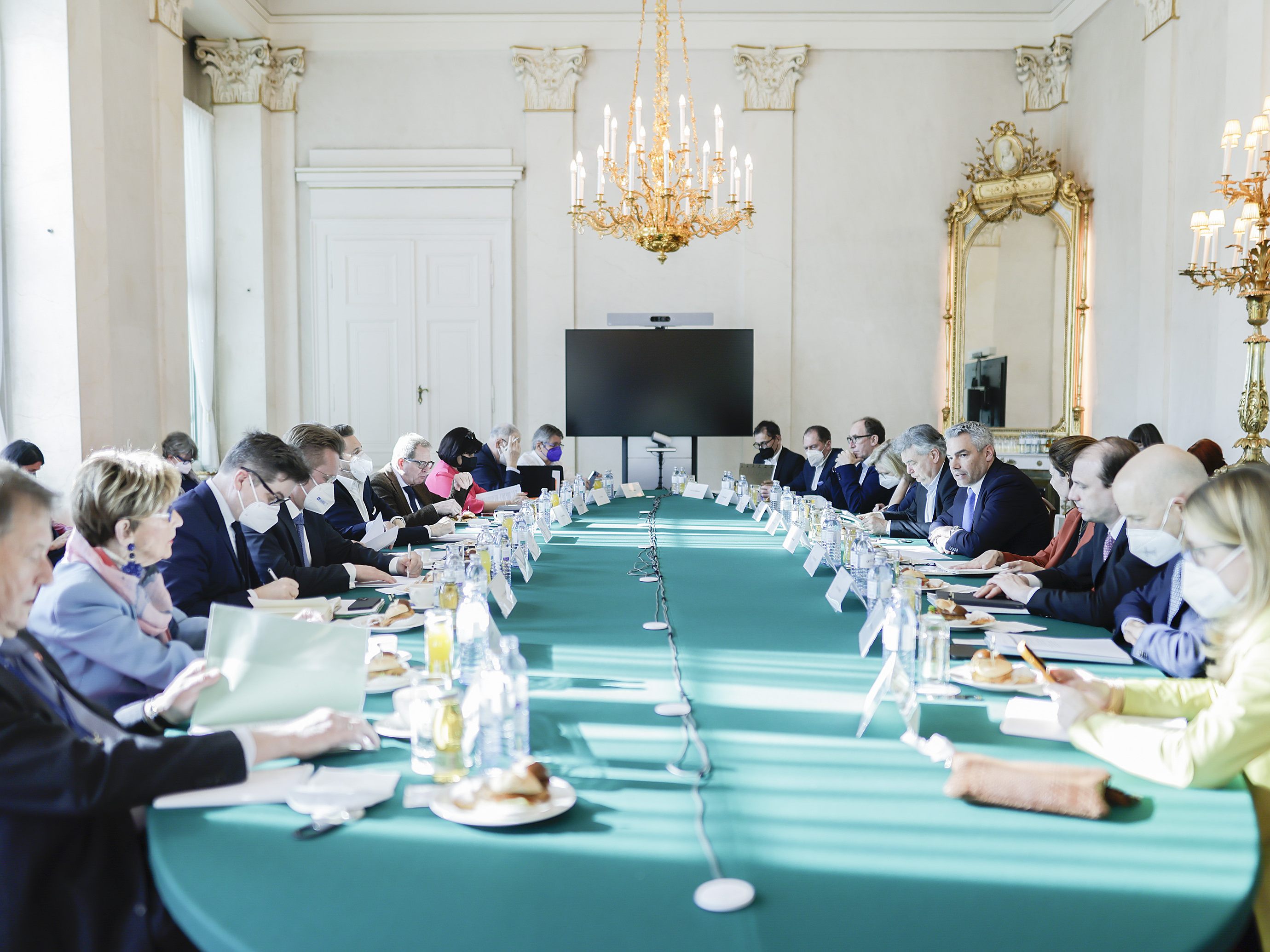 Die Sozialpartner legten der Regierung ein Forderungspaket vor. Die Sozialpartner legten der Regierung ein Forderungspaket vor.