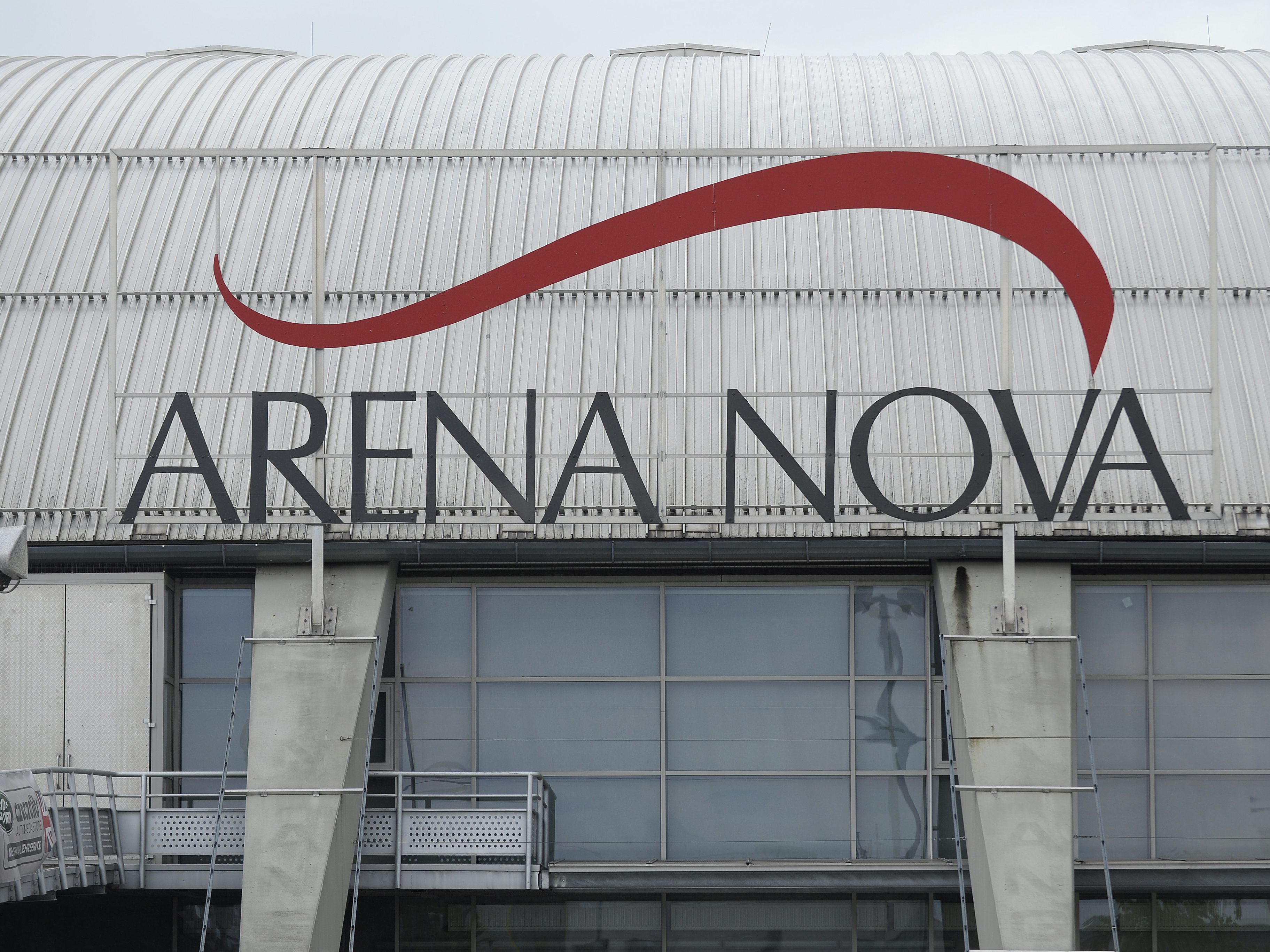 Arena Nova wird für Flüchtlingsaufnahme bereit gemacht. Arena Nova wird für Flüchtlingsaufnahme bereit gemacht.