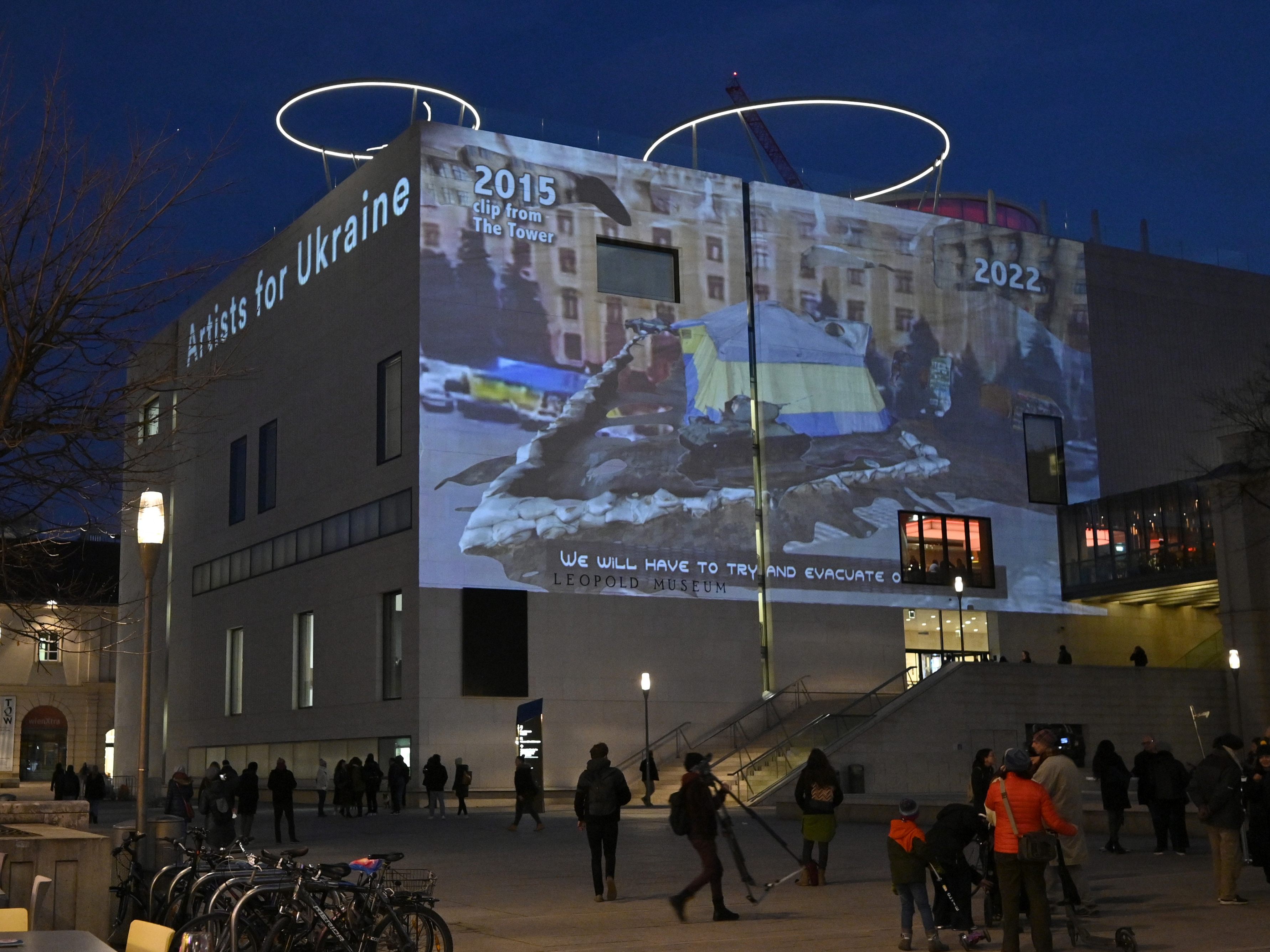 Das Fassaden-Kunstprojekt im MuseumsQuartier ist gestartet. Das Fassaden-Kunstprojekt im MuseumsQuartier ist gestartet.