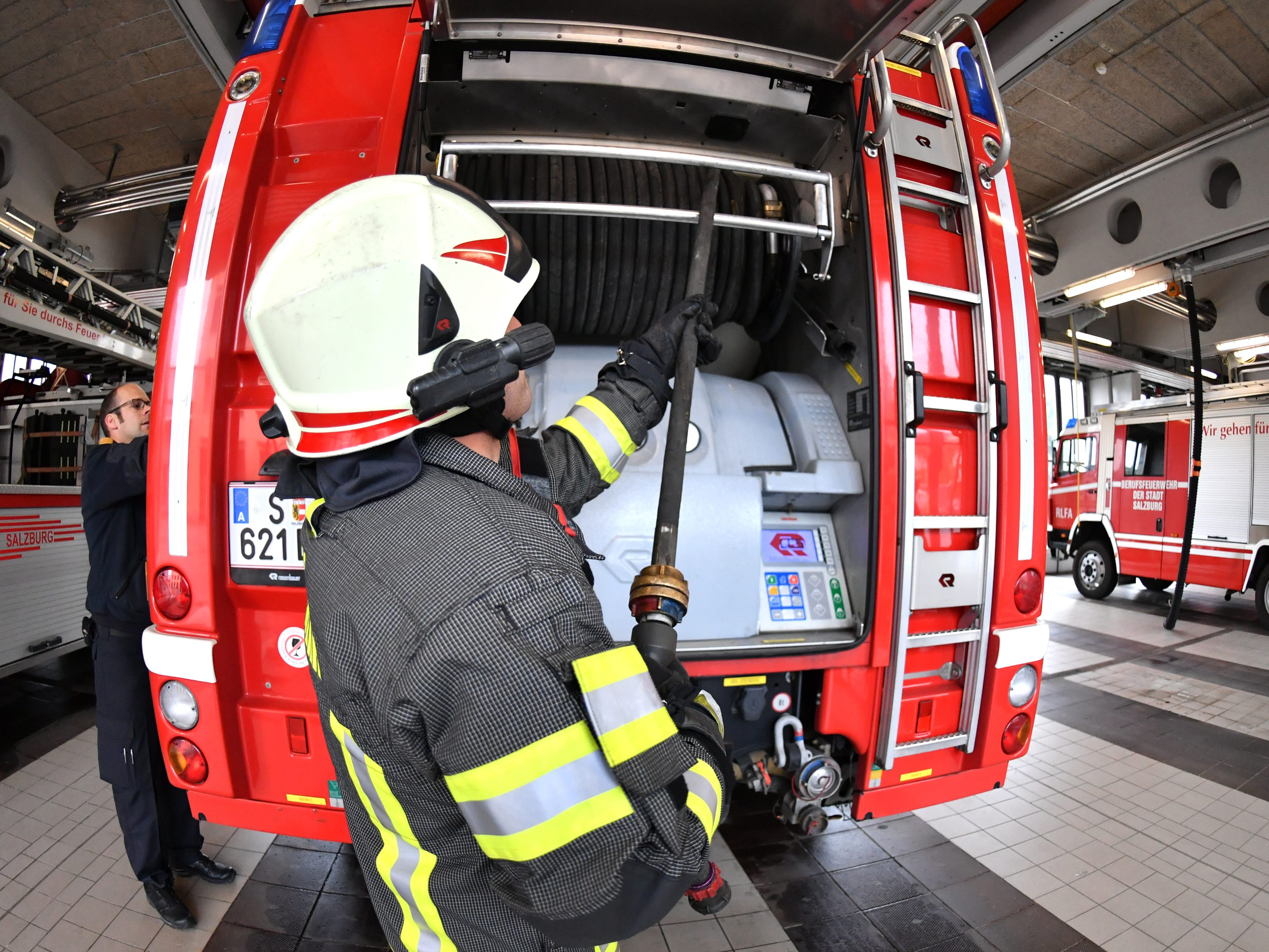 In der Nacht auf Mittwoch kam es zu einem Feuerwehrgroßeinsatz durch einen Zimmerbrand in einem Hochhaus in der Quadenstraße in Wien-Donaustadt.