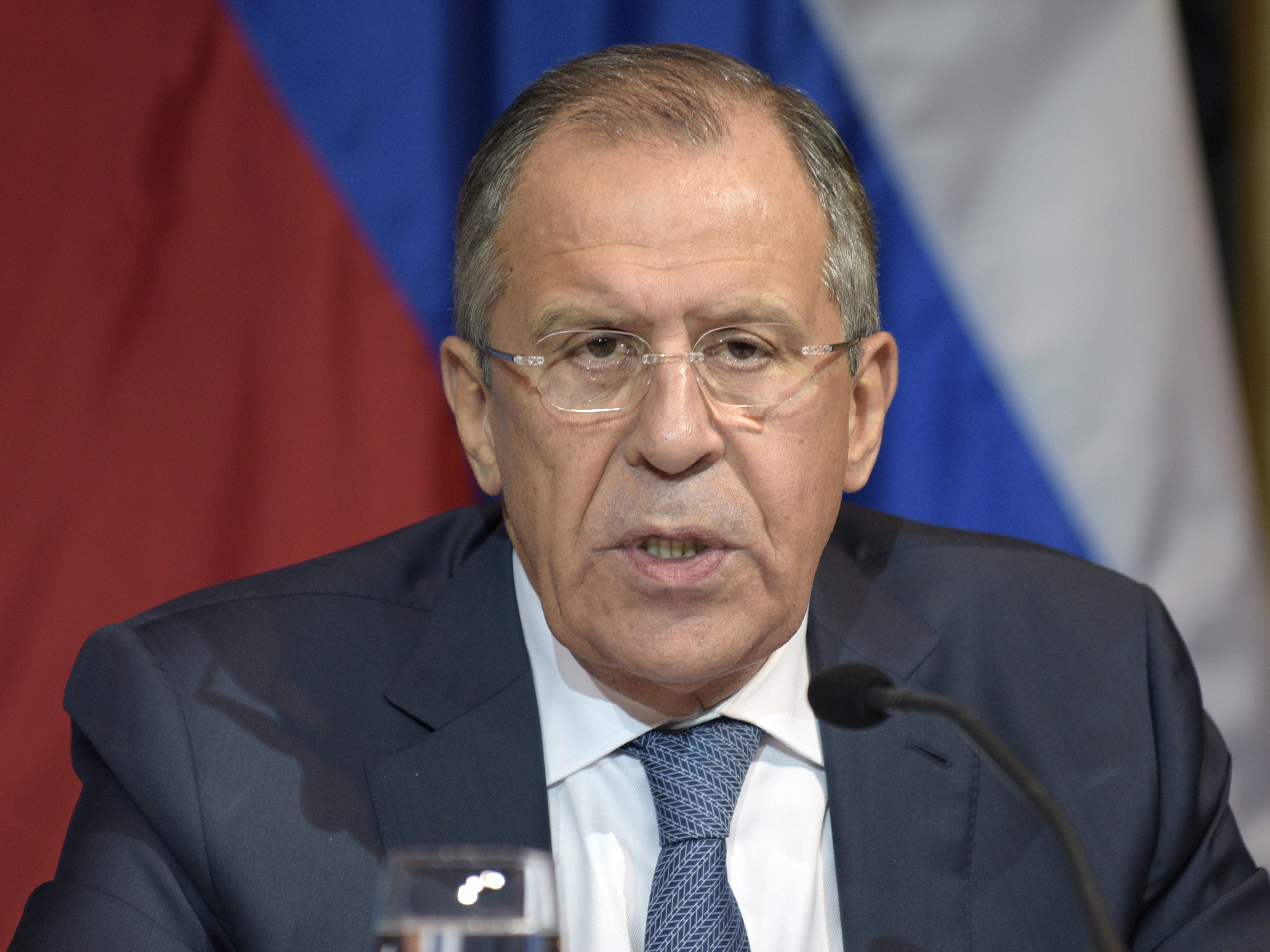 Der russische Außenminister Sergej Lawrow bezeichenete die westlichen Sanktionen gegen Russland als "totalen, hybriden Krieg" gegen Moskau. Der russische Außenminister Sergej Lawrow bezeichenete die westlichen Sanktionen gegen Russland als "totalen, hybriden Krieg" gegen Moskau.