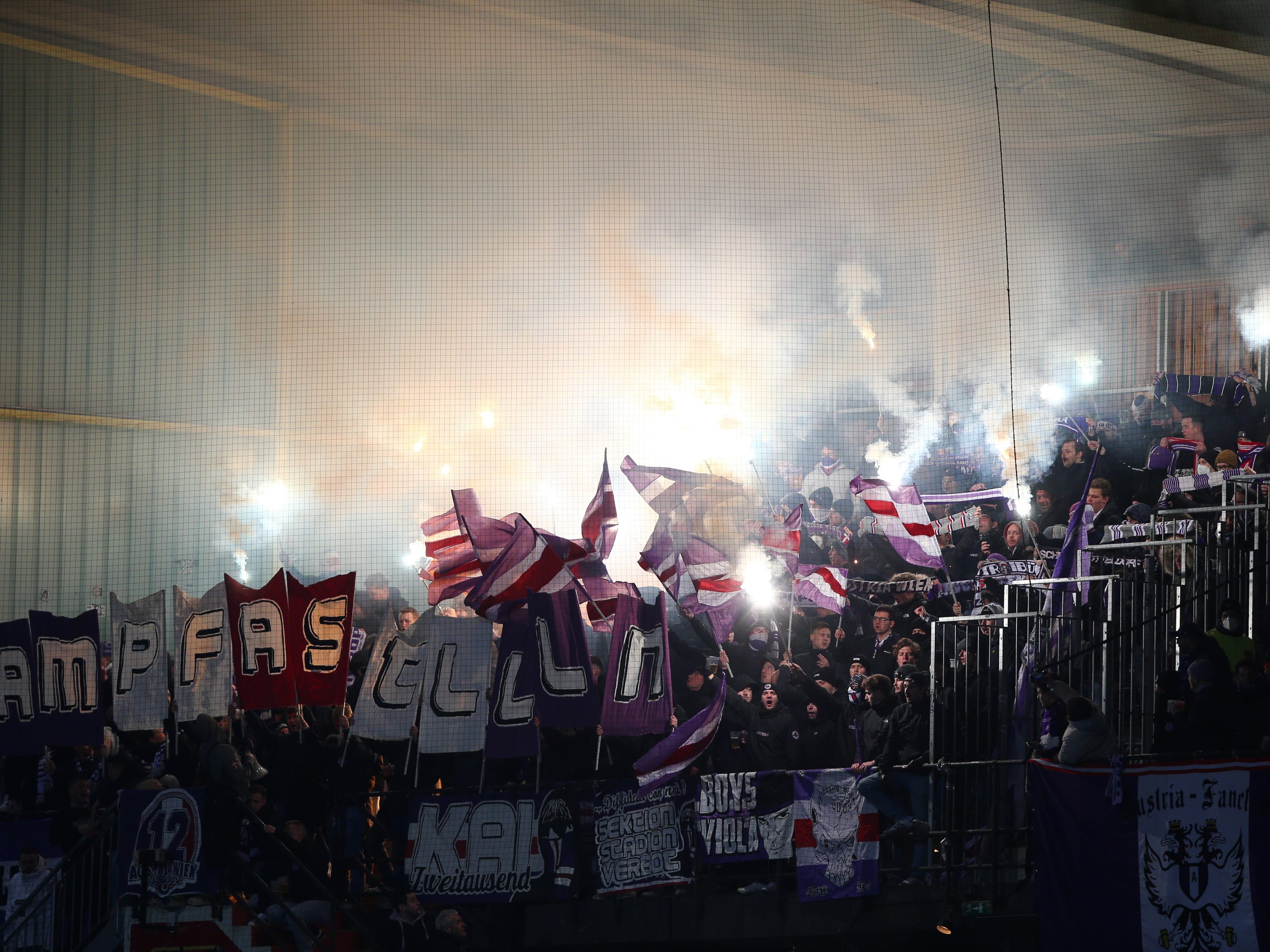 Gruppe von Austria-Fans provozierte im Admira-Stadion. Gruppe von Austria-Fans provozierte im Admira-Stadion.