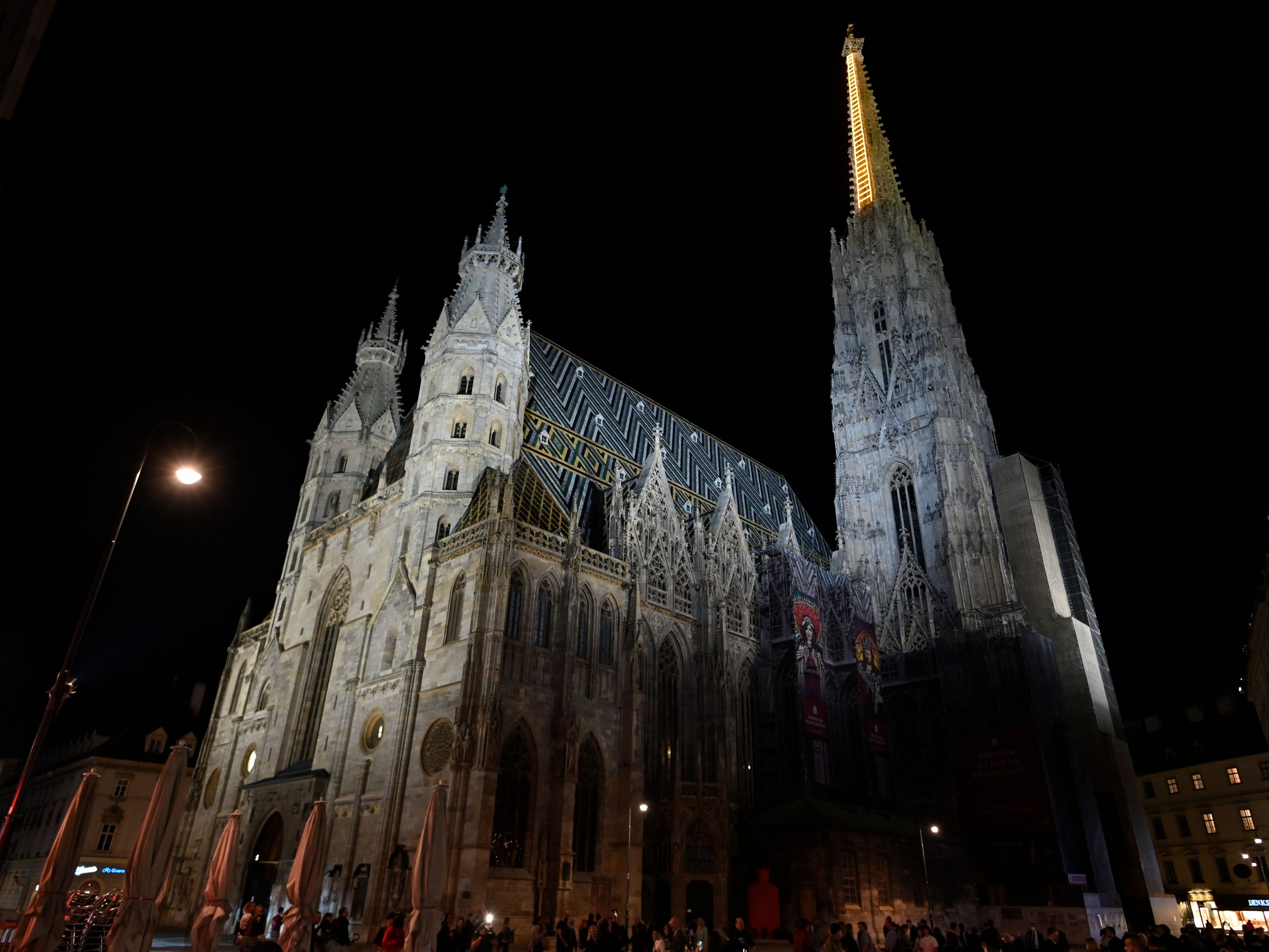 Mitten in der Nacht ertönte um 2 Uhr das Festgeläute im Wiener Stephansdom.