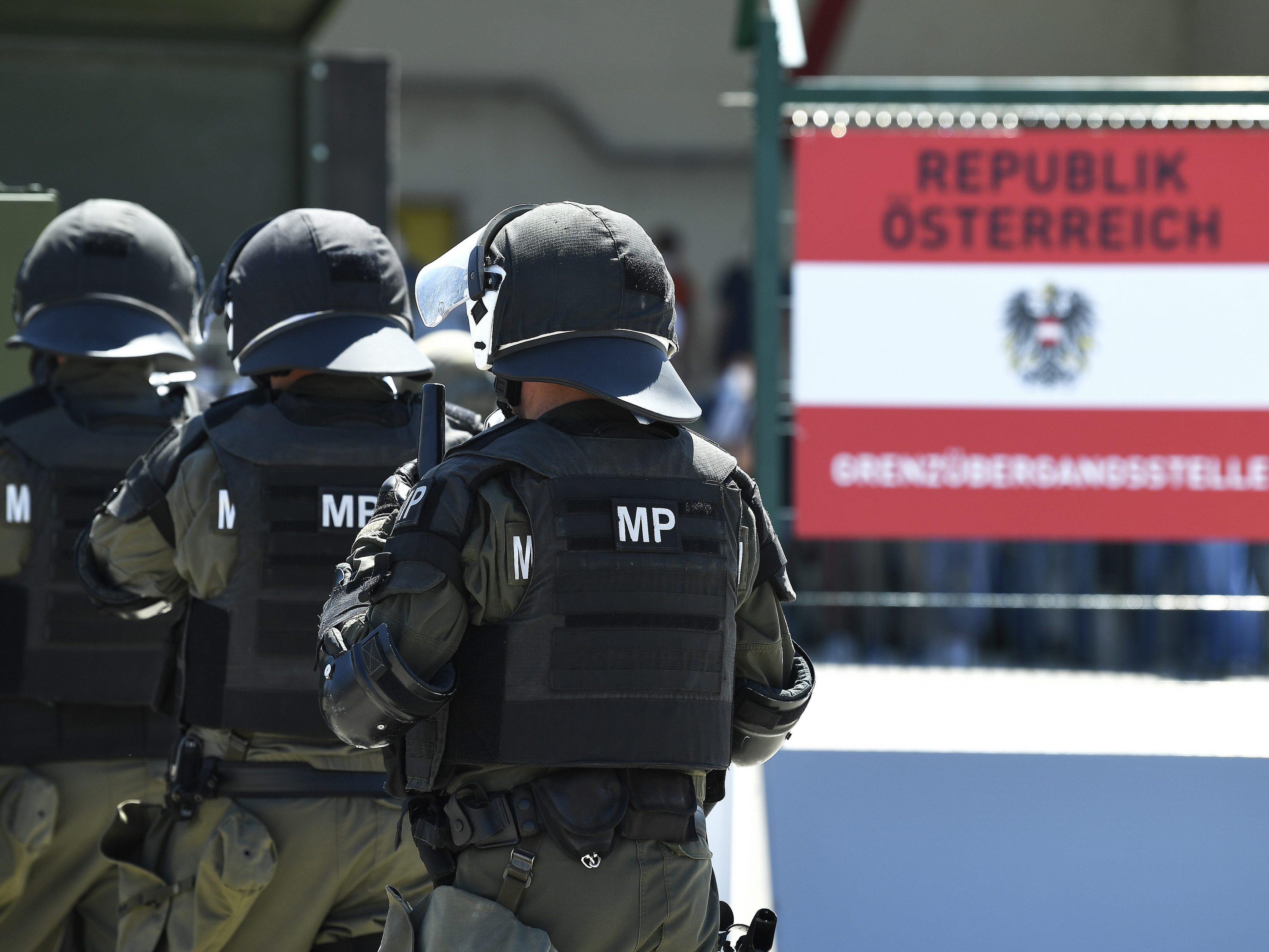 Jener Schlepper, der Soldaten an der burgenländisch-ungarischen Grenze beschossen haben soll, wurde an Österreich ausgeliefert. Jener Schlepper, der Soldaten an der burgenländisch-ungarischen Grenze beschossen haben soll, wurde an Österreich ausgeliefert.