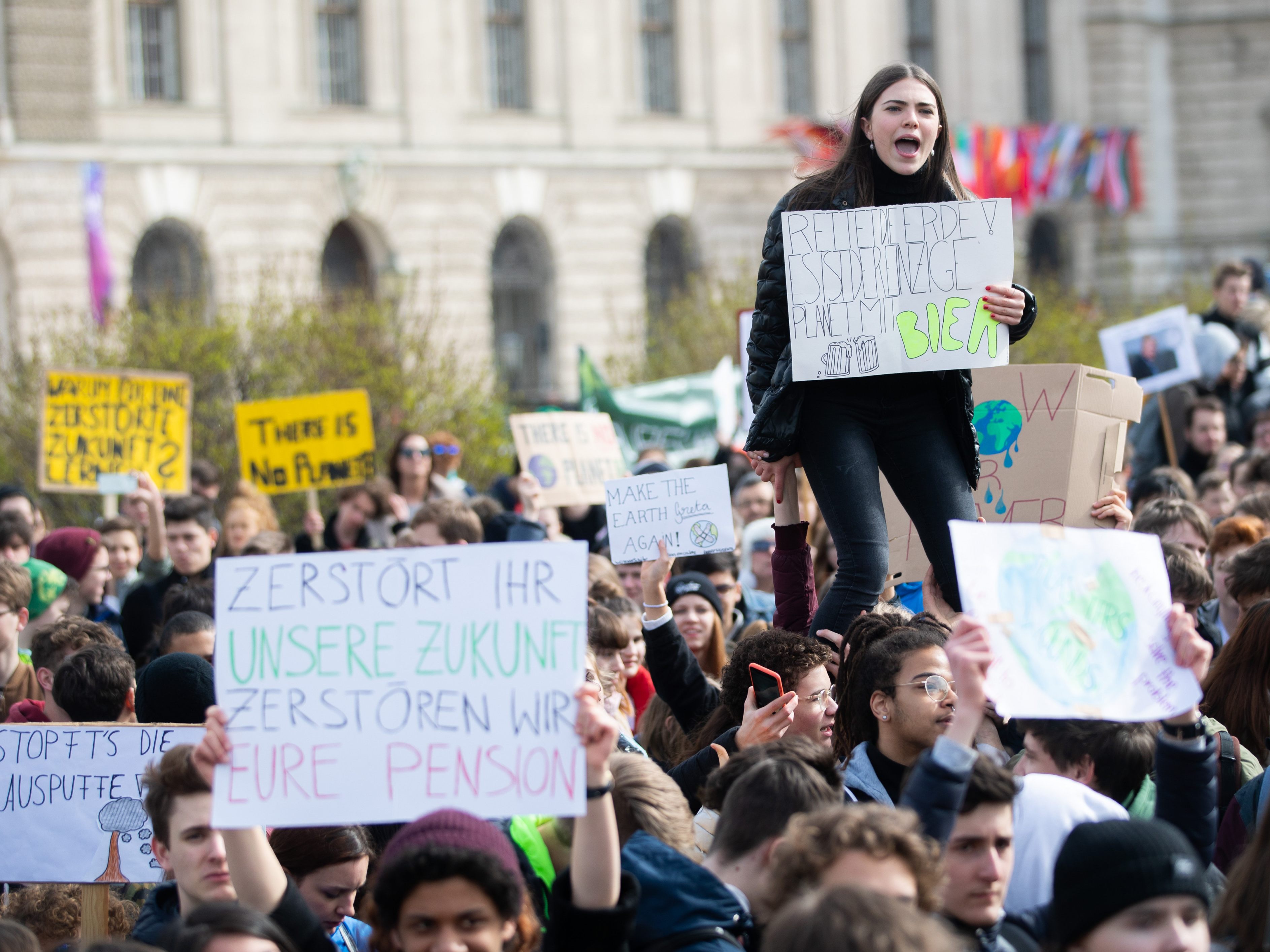 Weltweit werden am Freitag Schüler gegen die Klimapolitik ihrer Regierungen protestieren. In Österreich hat die Organisation "FridaysForFuture" auch in Wien zu Schulstreiks und Demos ausgerufen.