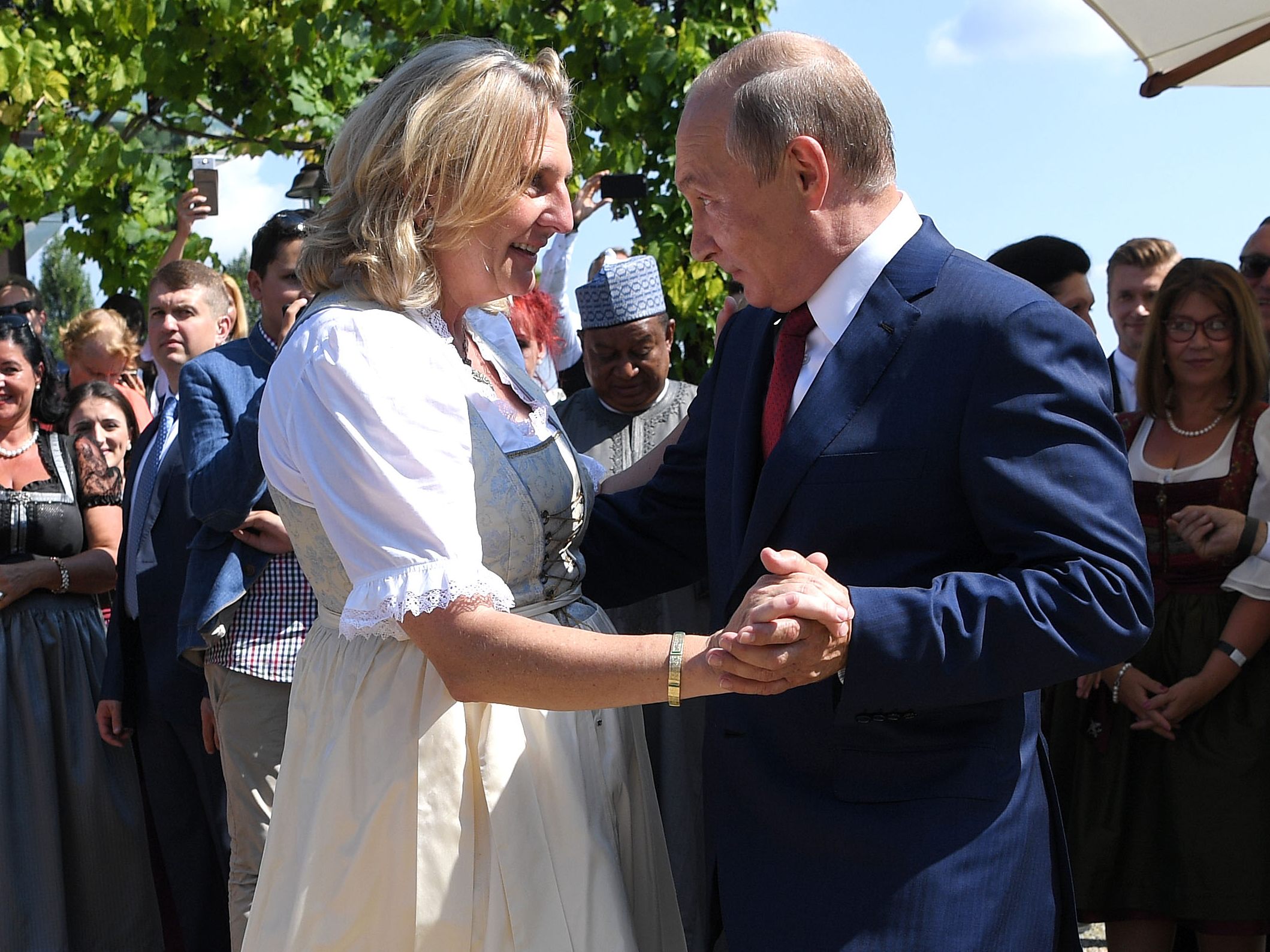 Putin als Gast bei der Hochzeit von Kneissl