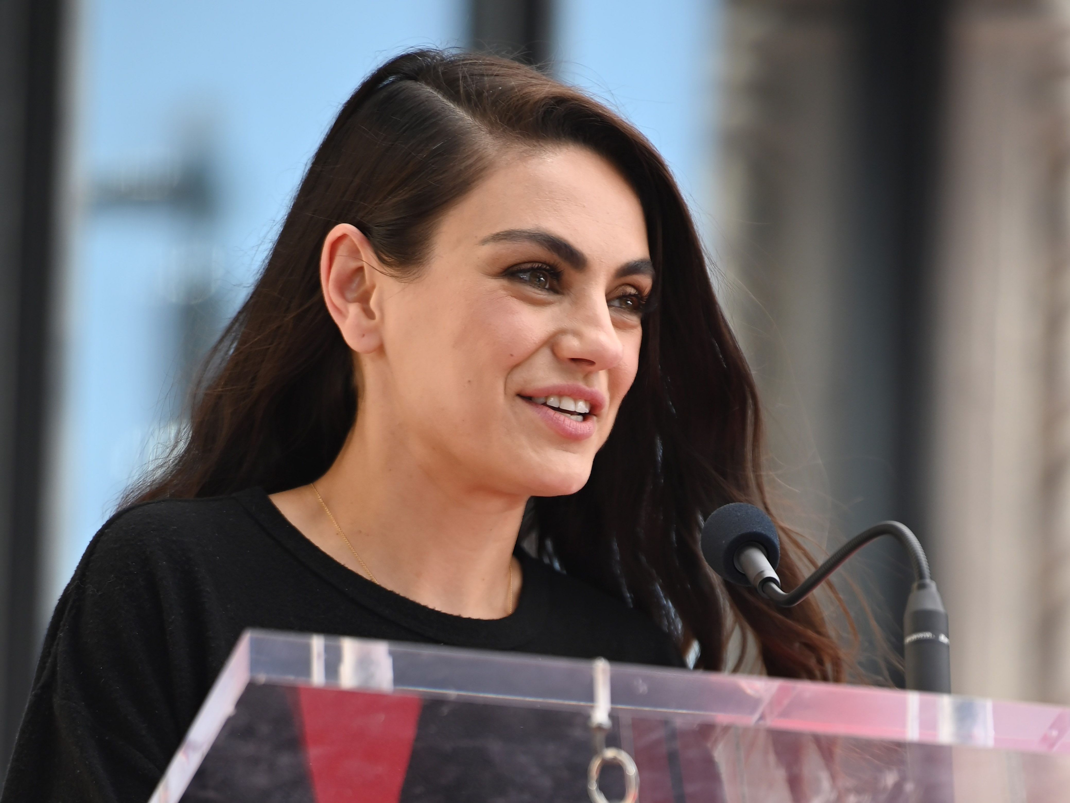 Schauspielerin Mila Kunis und ihr Mann Ashton Kutcher rufen zu Spenden für Flüchtlinge aus der Ukraine auf Schauspielerin Mila Kunis und ihr Mann Ashton Kutcher rufen zu Spenden für Flüchtlinge aus der Ukraine auf