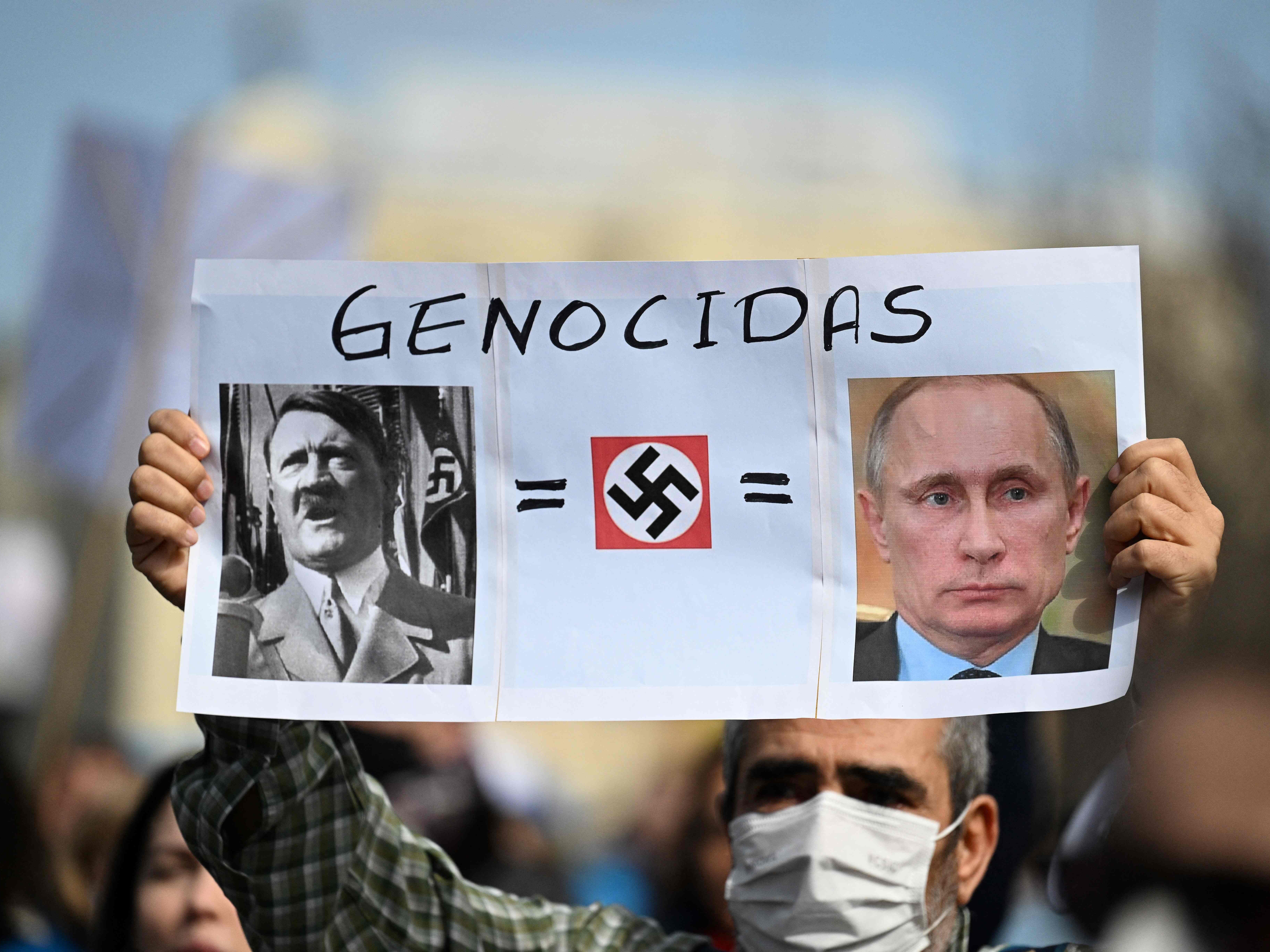 Vergleiche zwischen Adolf Hitler und Wladimir Putin werden aktuell bei Demonstrationen gegen den Ukraine-Krieg weltweit gezogen - wie etwa hier Ende Februar in Madrid Vergleiche zwischen Adolf Hitler und Wladimir Putin werden aktuell bei Demonstrationen gegen den Ukraine-Krieg weltweit gezogen - wie etwa hier Ende Februar in Madrid