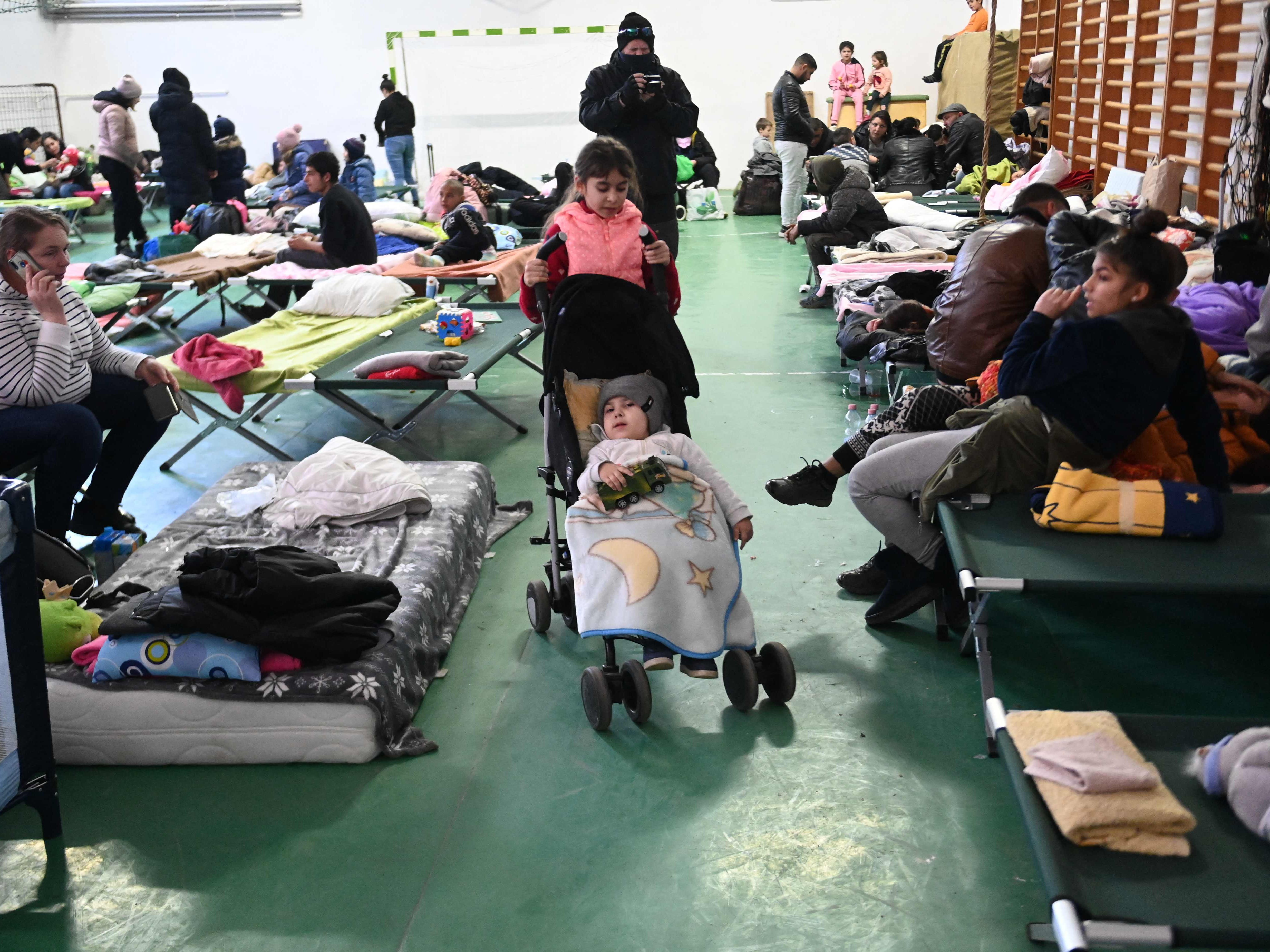 Hunderttausende Menschen flüchten derzeit aus der Ukraine - Österreich erwartet einen Zuwachs bei Asyl-Anträgen Hunderttausende Menschen flüchten derzeit aus der Ukraine - Österreich erwartet einen Zuwachs bei Asyl-Anträgen