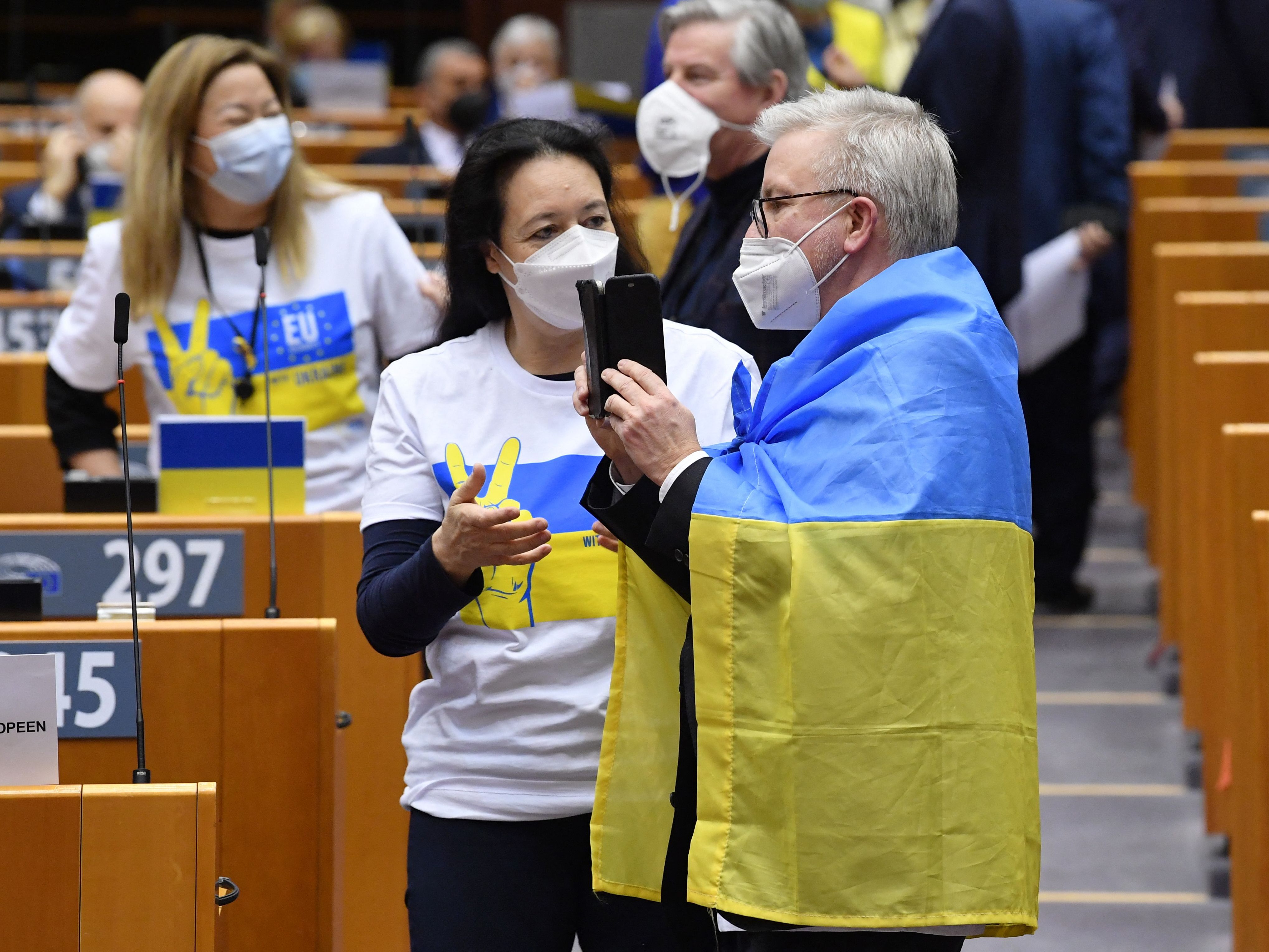 Die Farben der ukrainischen Flagge sind blau und gelb. Die Farben der ukrainischen Flagge sind blau und gelb.