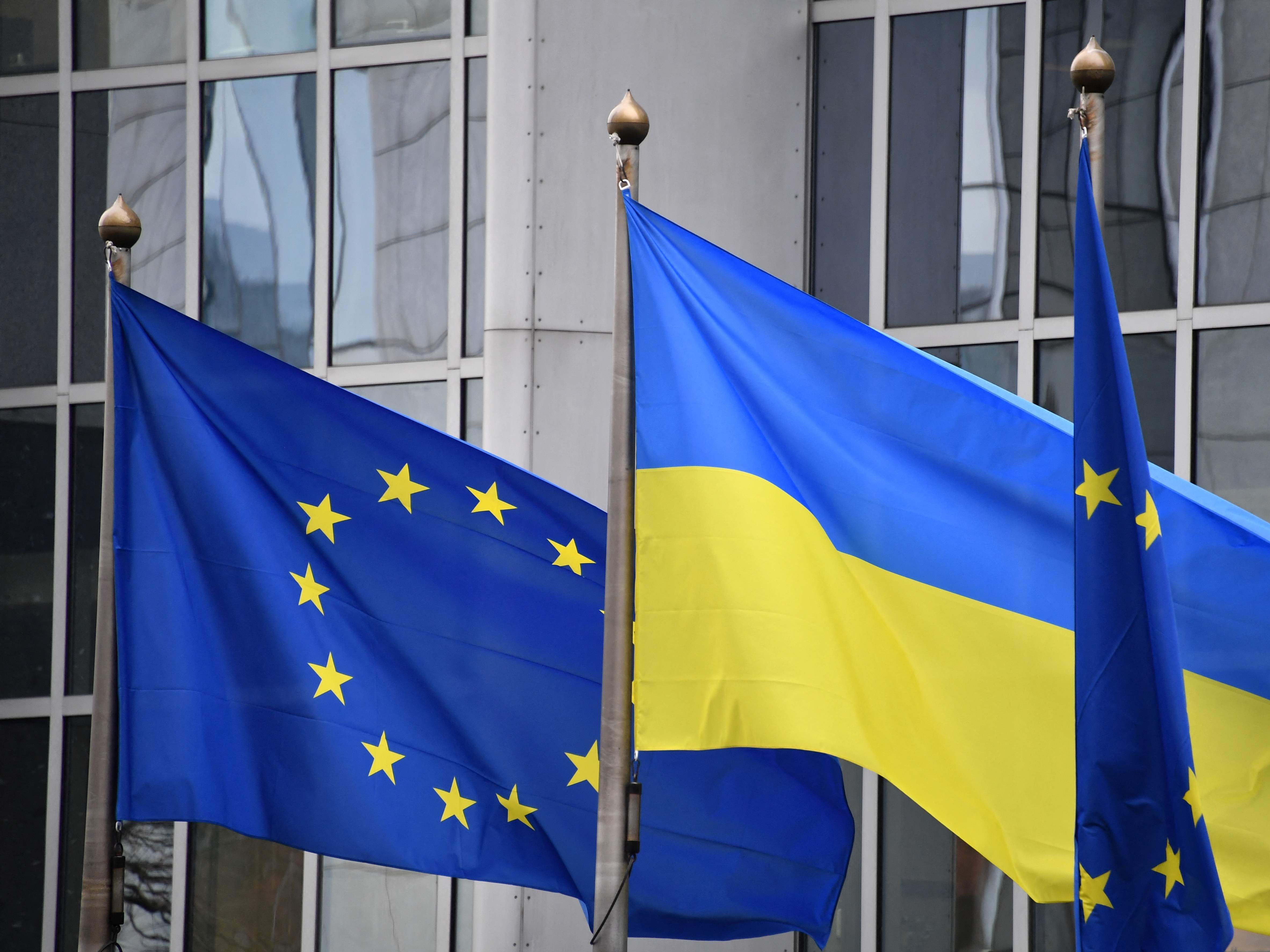 Ein deutscher Experte kritisiert das Verhalten der EU im Ukraine-Krieg. Ein deutscher Experte kritisiert das Verhalten der EU im Ukraine-Krieg.