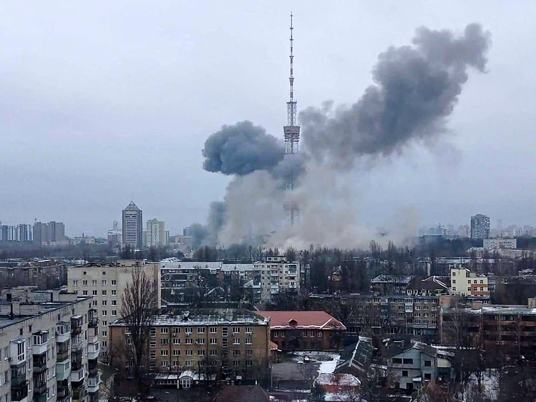 Fernsehturm in Kiew durch russischen Angriff getroffen. Fernsehturm in Kiew durch russischen Angriff getroffen.