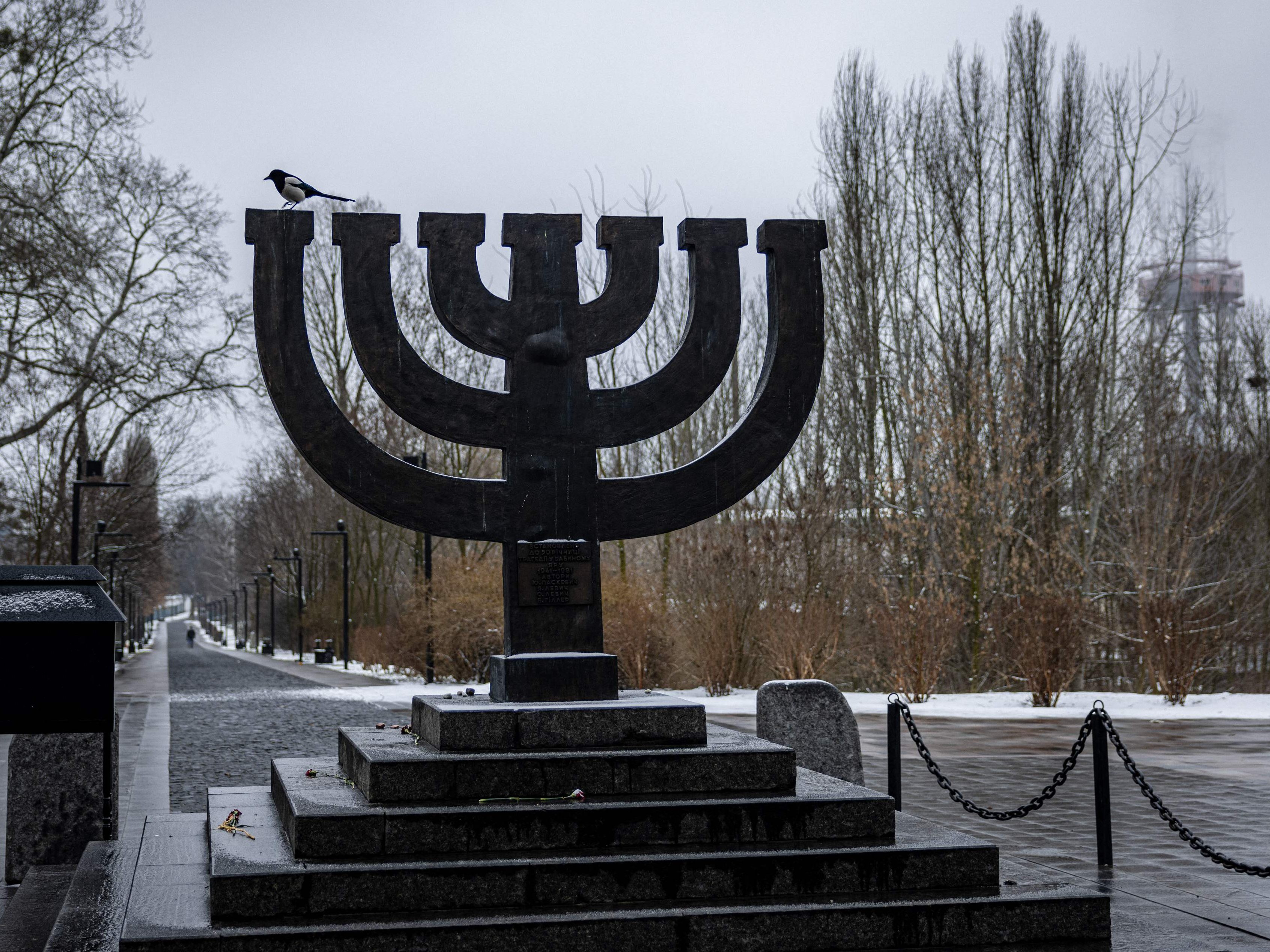 Auch das Holocaust-Denkmal Babyn Jar in Kiew wurde durch russischen Beschuss zerstört. Auch das Holocaust-Denkmal Babyn Jar in Kiew wurde durch russischen Beschuss zerstört.