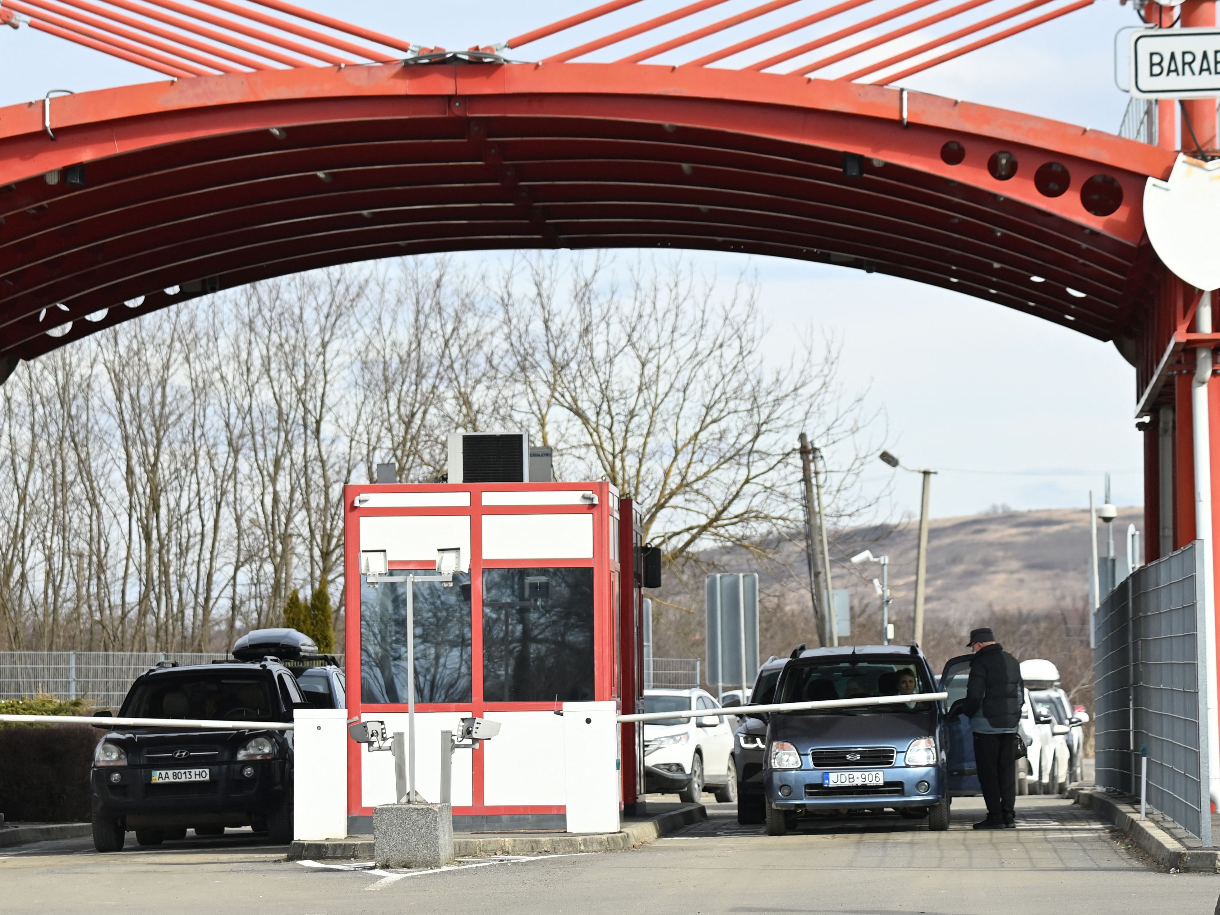 An der ungarisch-ukrainischen Grenze stauten sich die Autos ausreisender Flüchtlinge An der ungarisch-ukrainischen Grenze stauten sich die Autos ausreisender Flüchtlinge