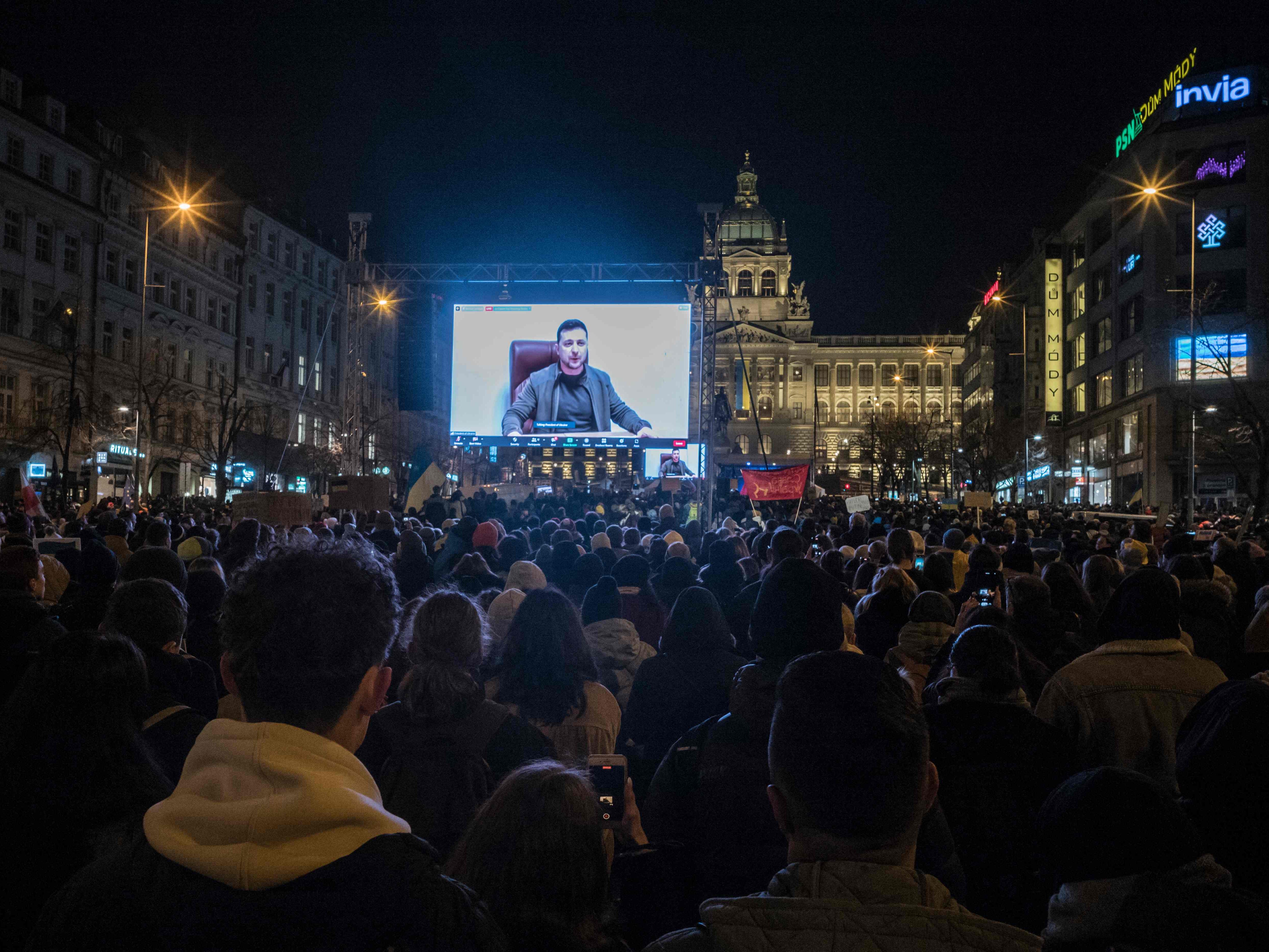Ukraines Prösident Selenskyj war via Live-Stream bei Demos zugeschaltet.