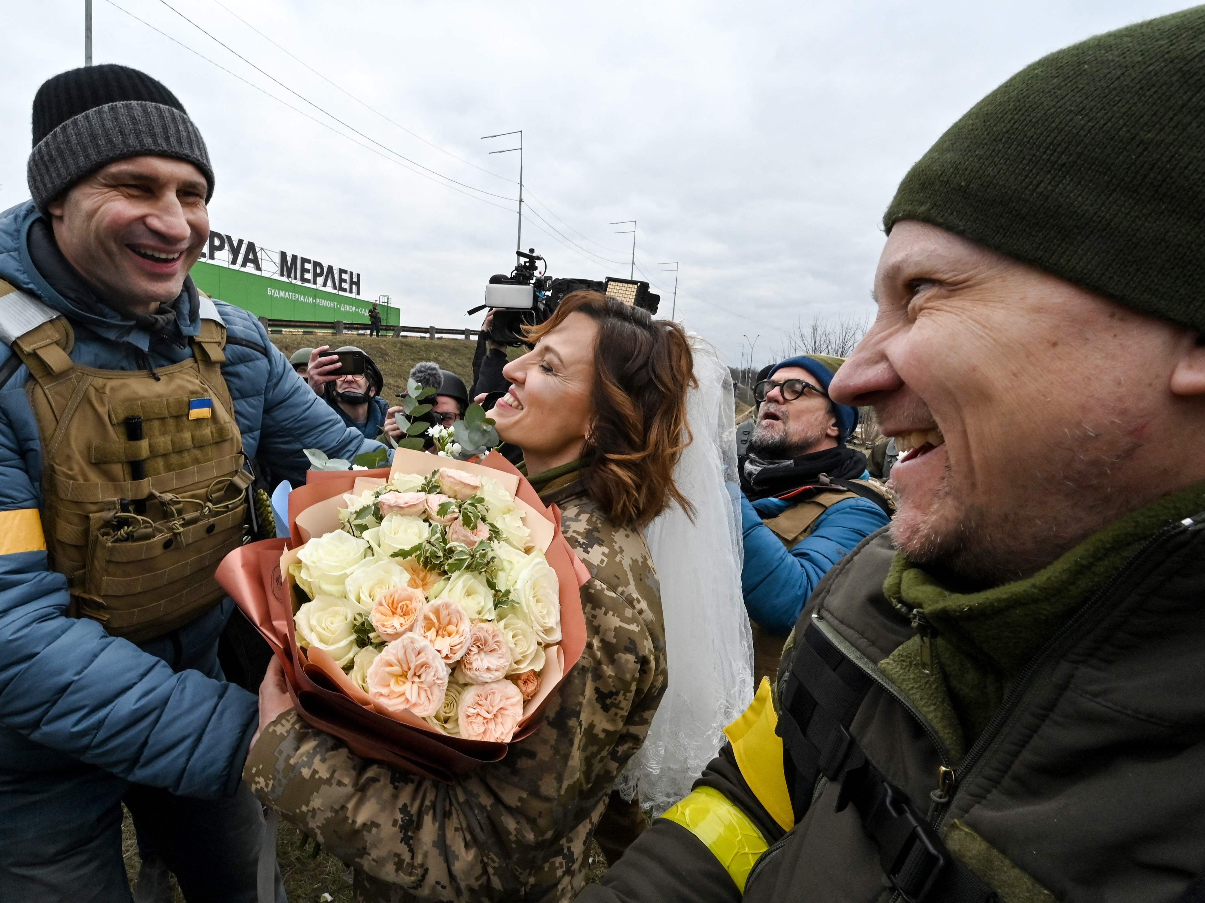 Ein glückliches Paar, frisch verheiratet, erhielt Glückwünsche vom Kiewer Bürgermeister Vitali Klitschko Ein glückliches Paar, frisch verheiratet, erhielt Glückwünsche vom Kiewer Bürgermeister Vitali Klitschko
