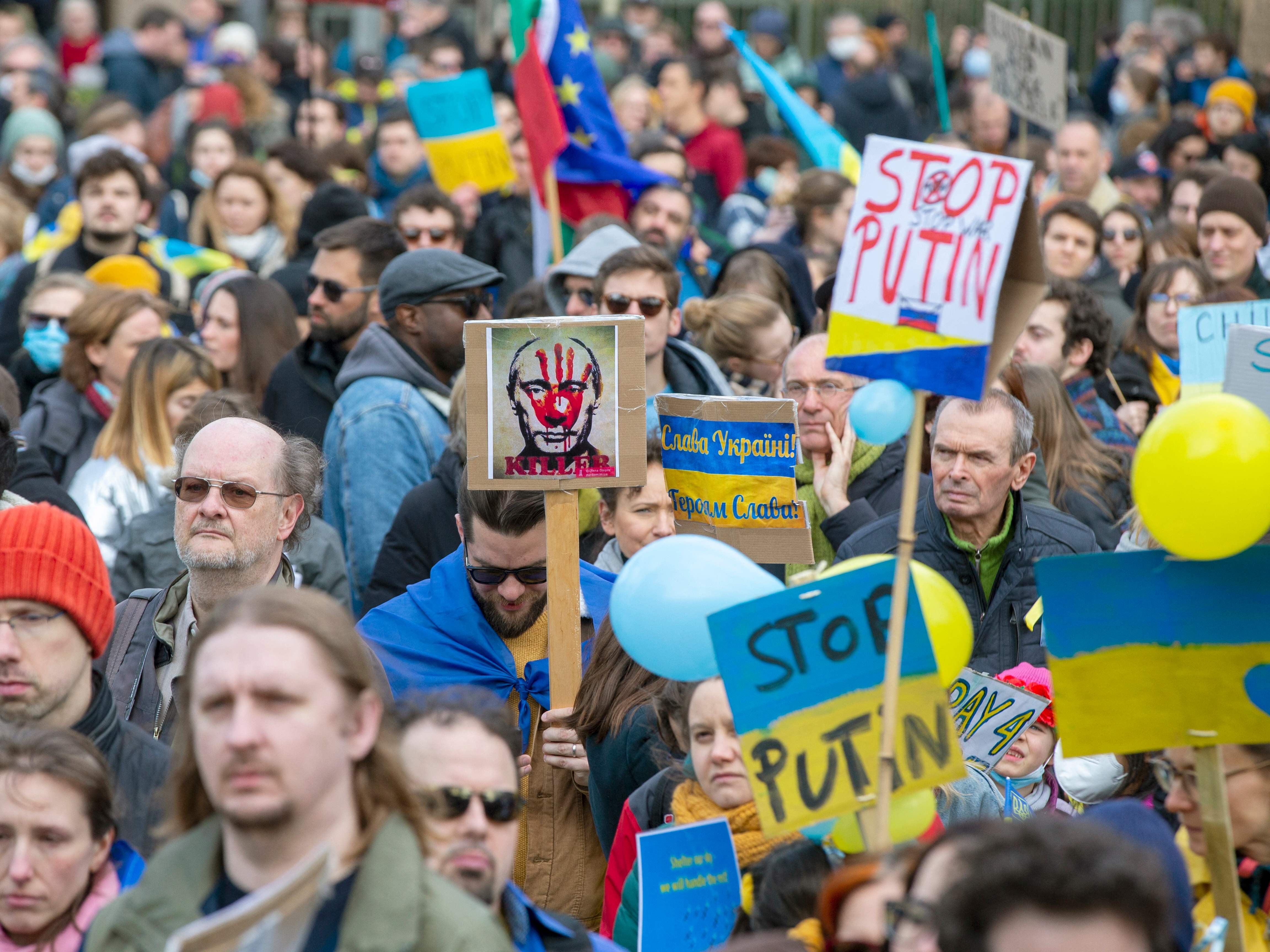In zahlreichen Ländern wird gegen die russische Invasion in der Ukraine protestiert.