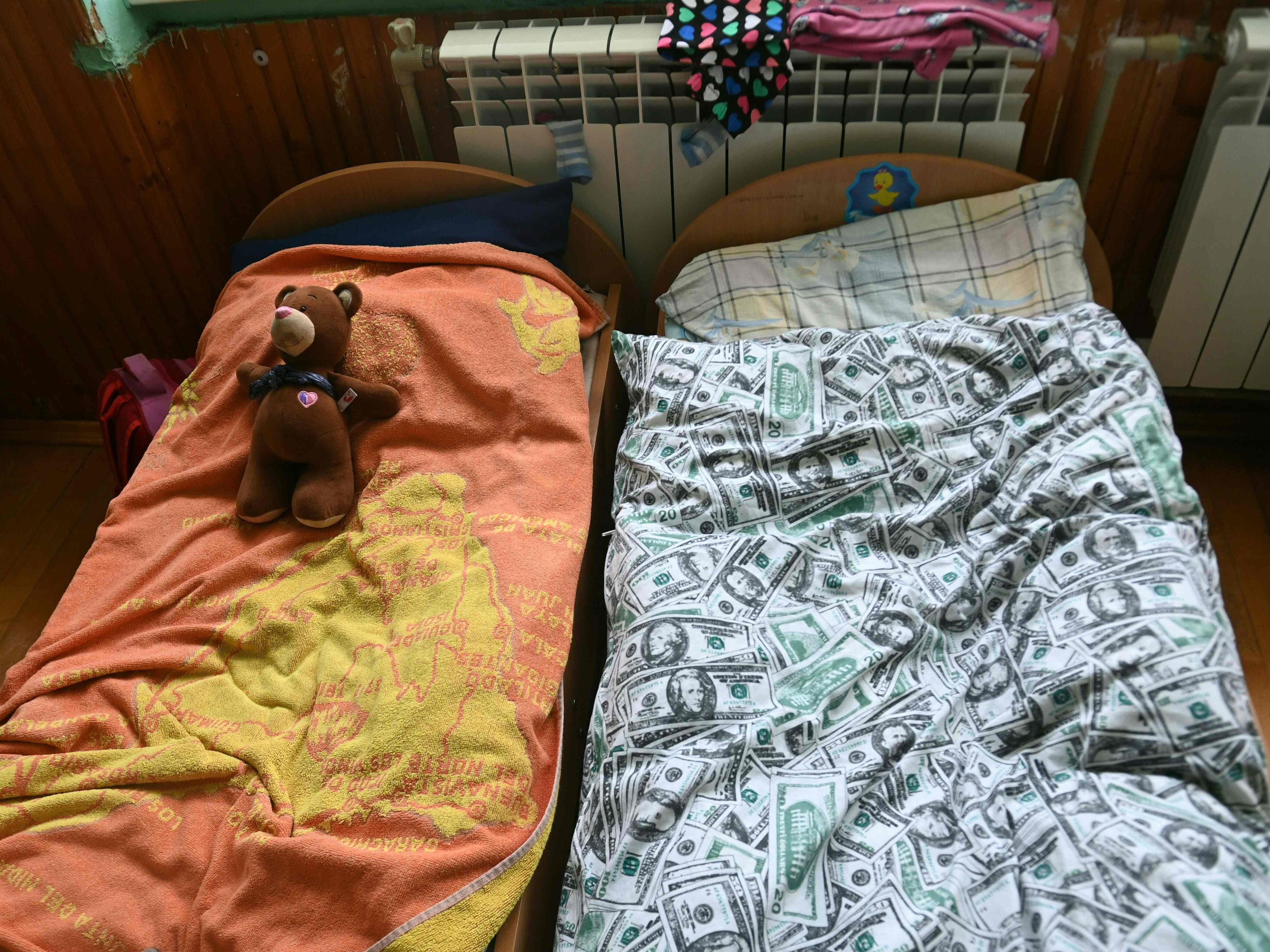 800.000 Kinder sollen geschätzt bereits aus der Ukraine geflohen sein. 800.000 Kinder sollen geschätzt bereits aus der Ukraine geflohen sein.