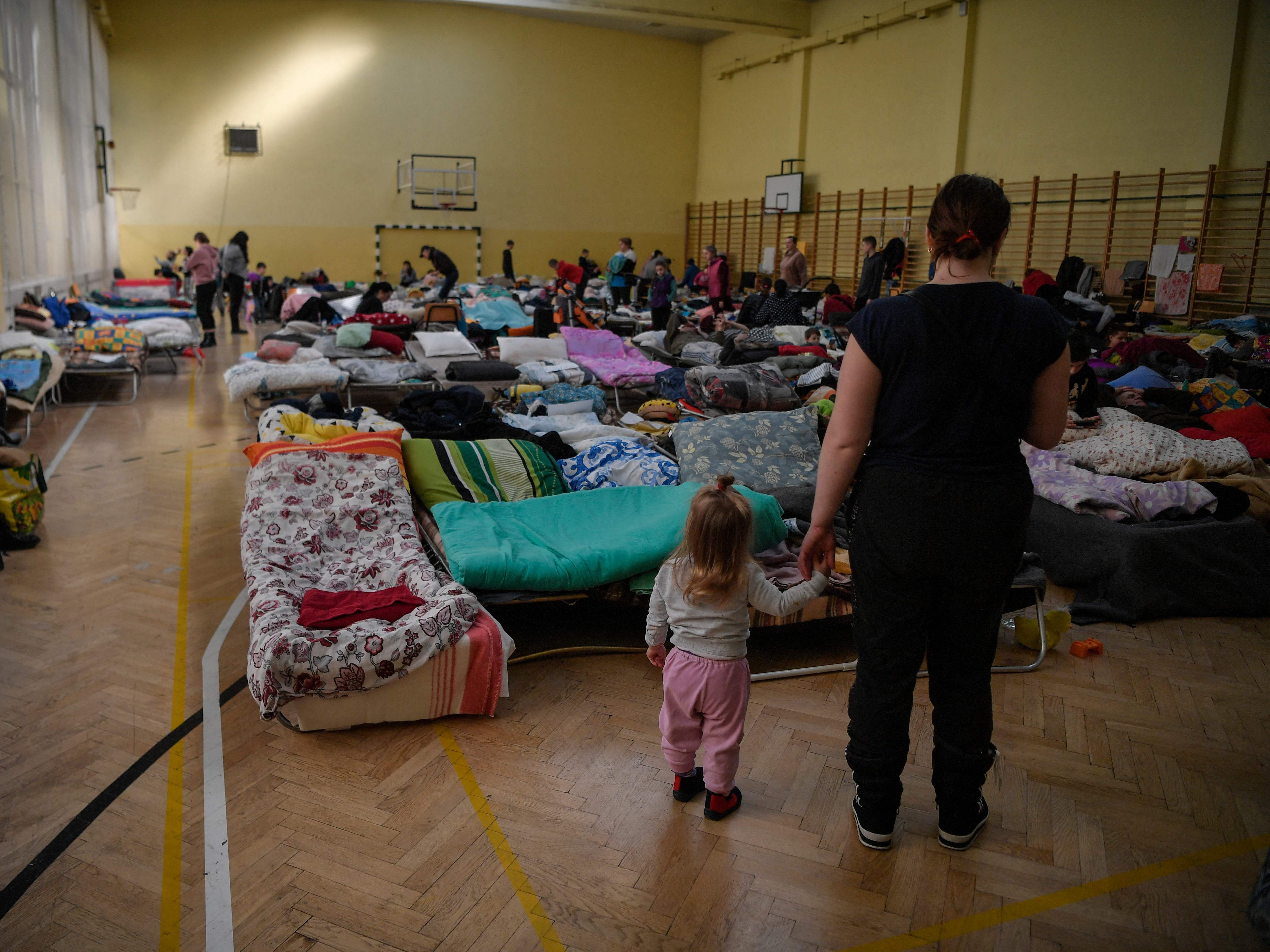 Die meisten Ukraine-Flüchtlinge bleiben zunächst in Nachbarländern wie Polen. Die meisten Ukraine-Flüchtlinge bleiben zunächst in Nachbarländern wie Polen.