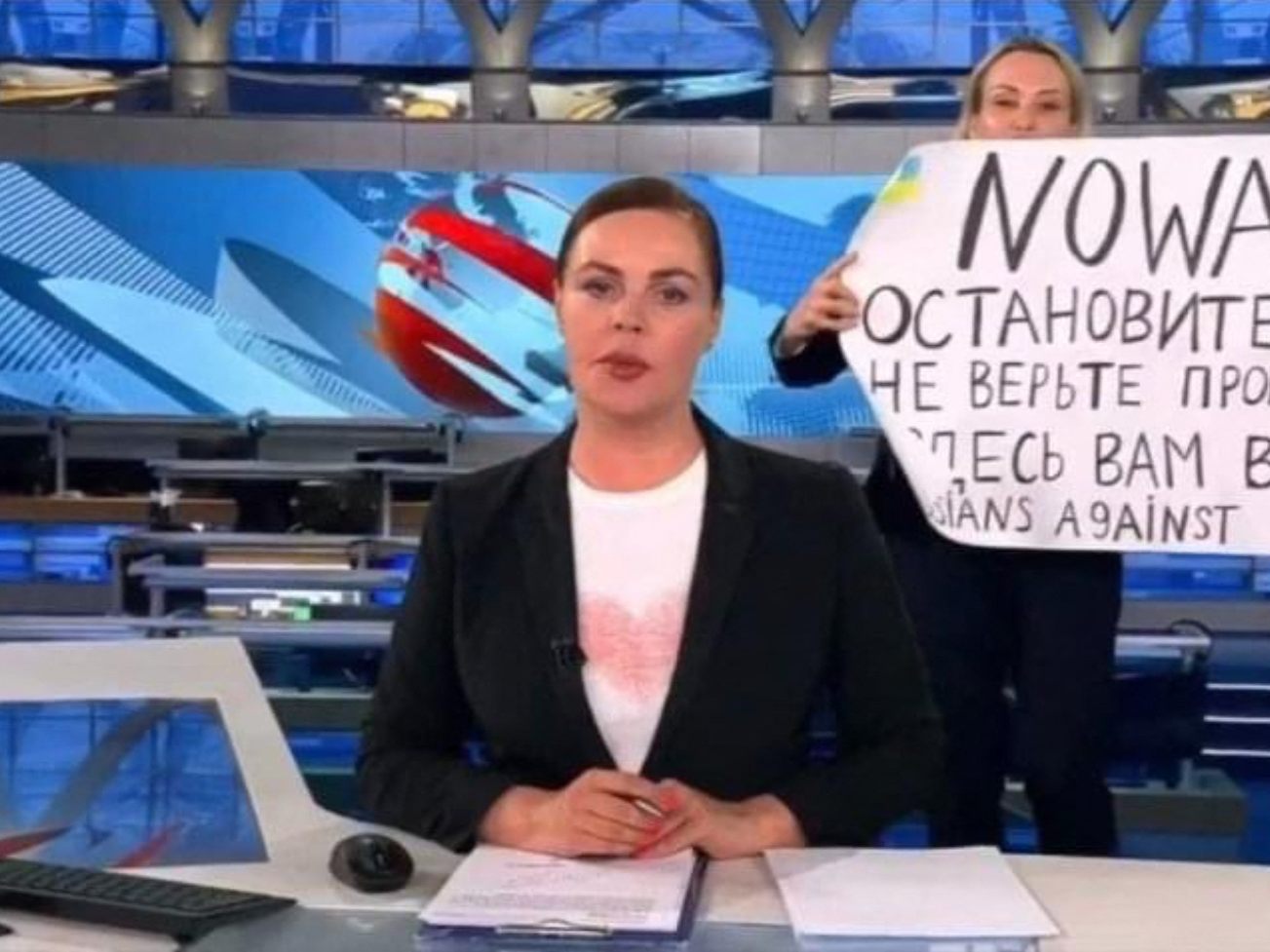 Russische TV-Mitarbeiterin (hier im Hintergrund) äußerte sich vor Protest zu Krieg in Ukraine. Russische TV-Mitarbeiterin (hier im Hintergrund) äußerte sich vor Protest zu Krieg in Ukraine.