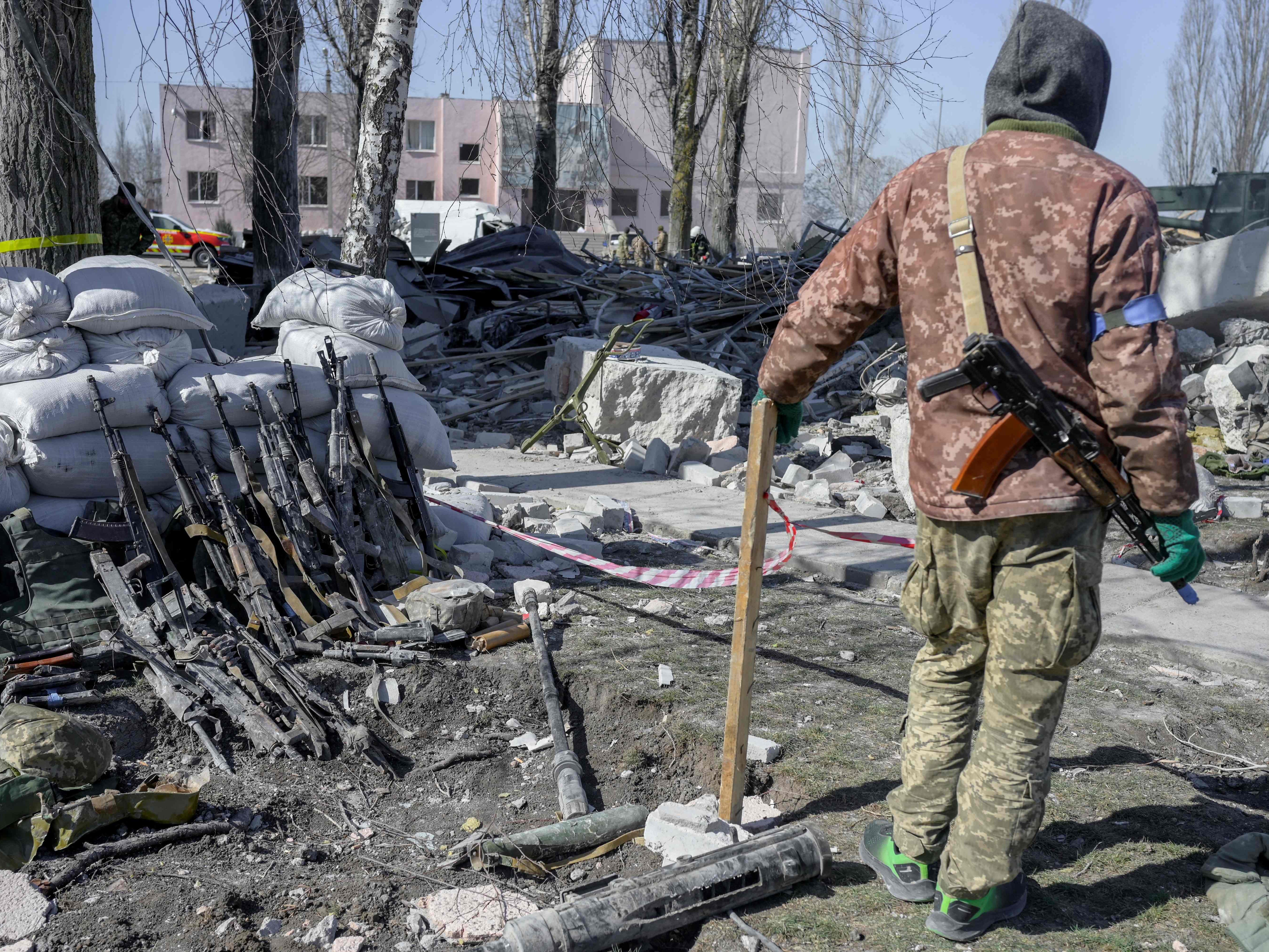 Im Bild zu sehen: Ein ukrainischer Soldat. Bei einem russischen Angriff auf eine Militärkaserne soll es Tote gegeben haben. Im Bild zu sehen: Ein ukrainischer Soldat. Bei einem russischen Angriff auf eine Militärkaserne soll es Tote gegeben haben.