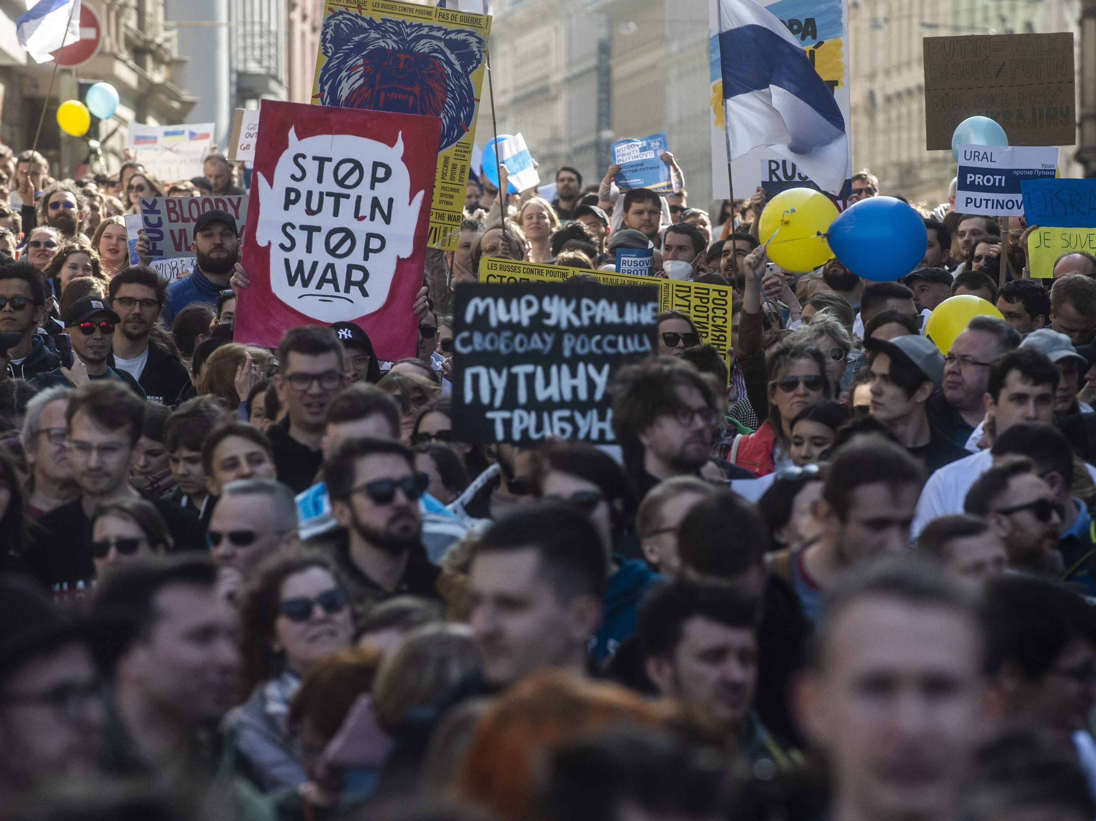 Tausende Russen protestierten am Samstag in Prag gegen Putins Krieg. Tausende Russen protestierten am Samstag in Prag gegen Putins Krieg.