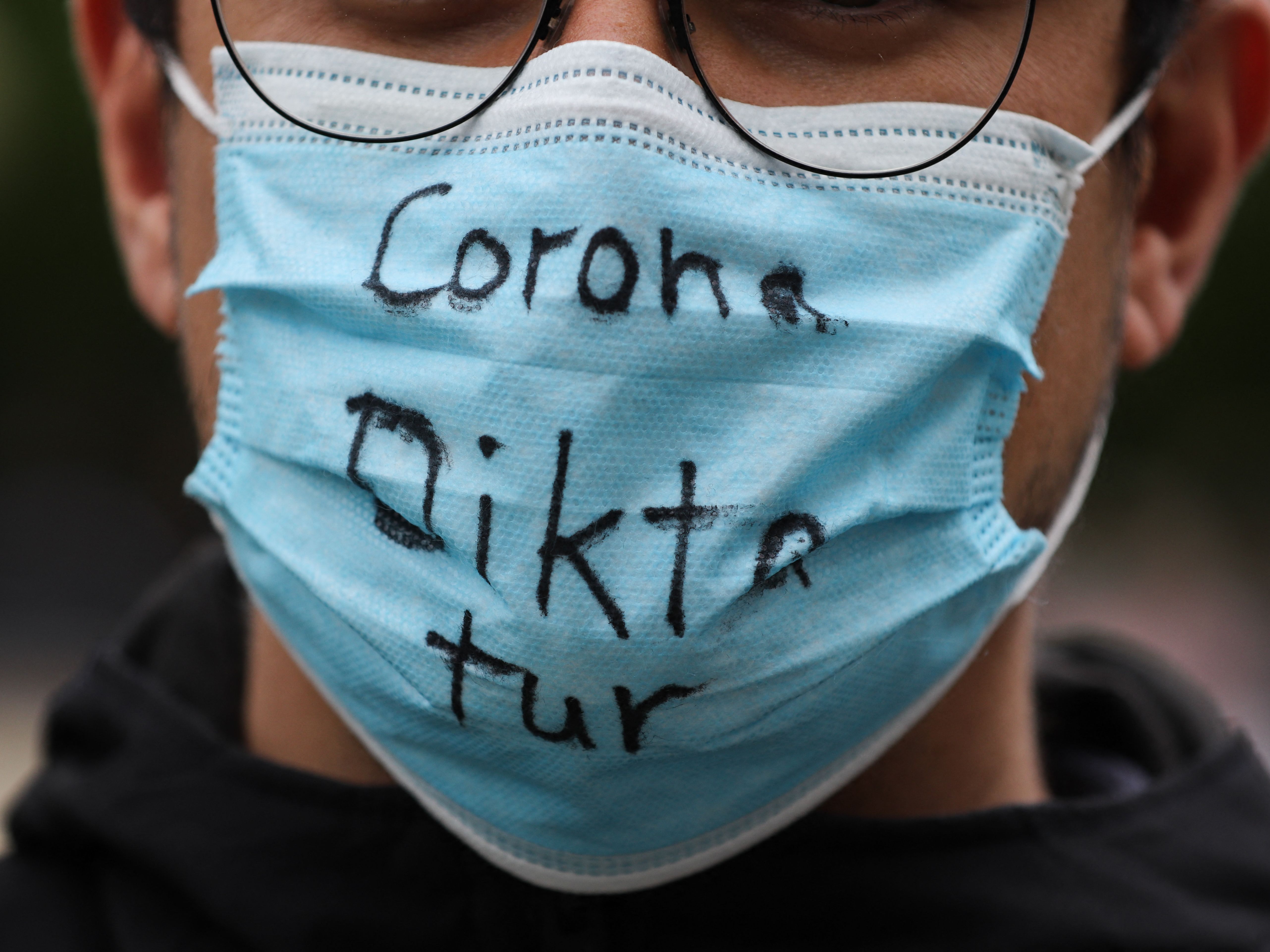 Corona-Maßnahmen-Gegner sollen durch Schutzzonen ferngehalten werden. Corona-Maßnahmen-Gegner sollen durch Schutzzonen ferngehalten werden.