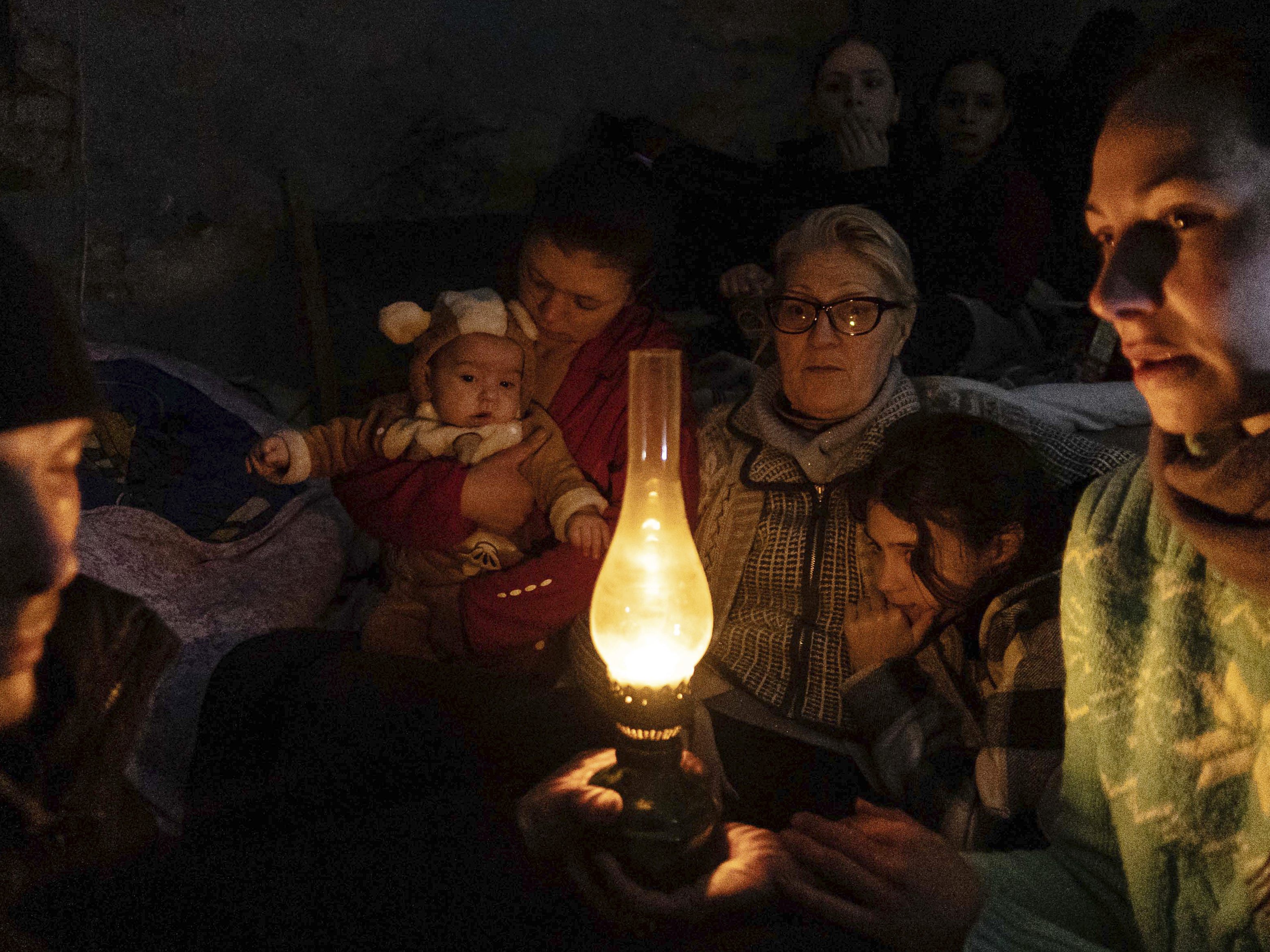 Menschen in einem Bombenkeller in der ukrainischen Stadt Mariupol.