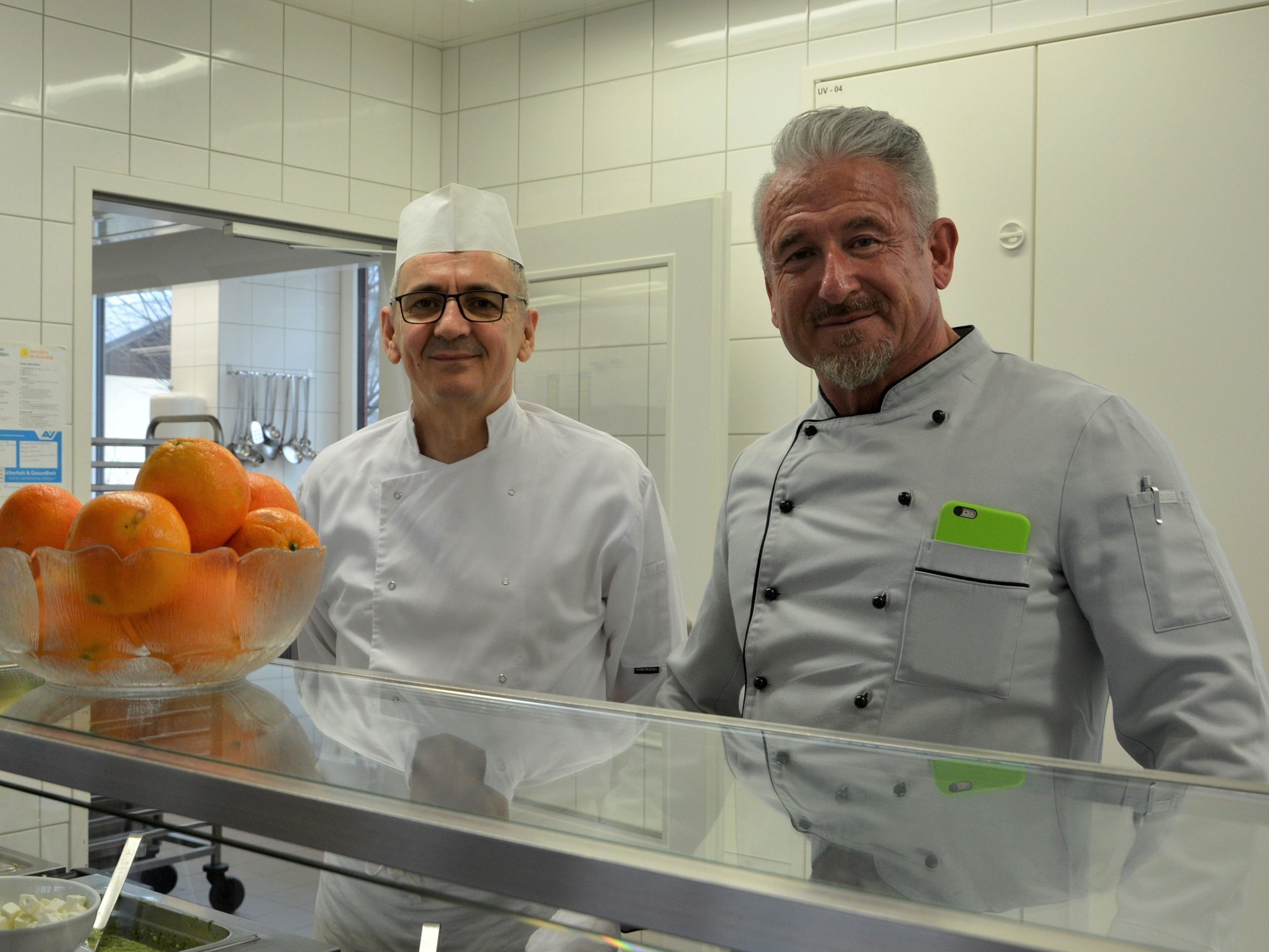 Das Mittagsmenü im Bonetti-Haus - täglich frisch gekocht – von Küchenchef Werner Aschbacher (re.) und Mico Bogicevic. Das Mittagsmenü im Bonetti-Haus - täglich frisch gekocht – von Küchenchef Werner Aschbacher (re.) und Mico Bogicevic.