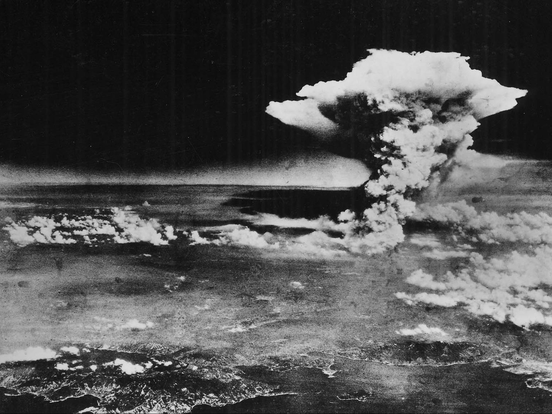Das Bild vom 6. August 1945 von der US Armee - bereitgestellt vom Hiroshima Peace Memorial Museum - zeigt den Atompilz eine Stunde nachdem die Atombombe über Hiroshima explodiert ist.
