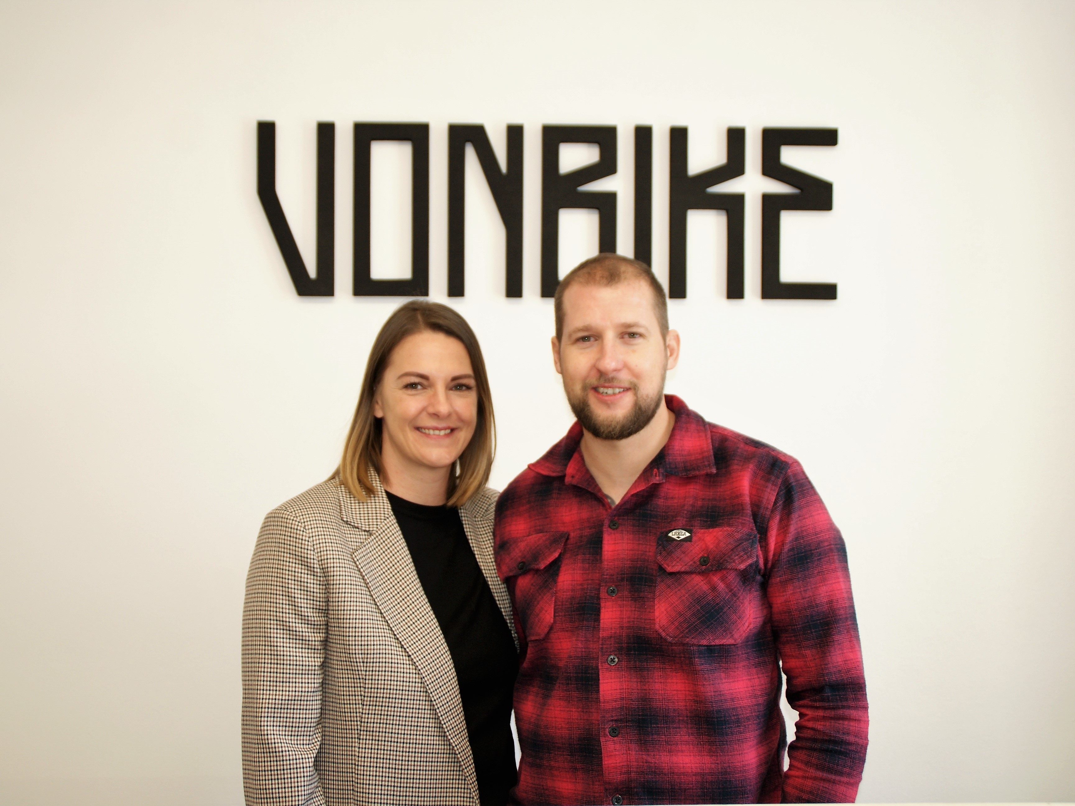Matthias Vonach lebt mit seiner Partnerin Patricia in Buch. Er hat sich kürzlich mit einem eigenen Bikeshop seinen Lebenstraum erfüllt. Matthias Vonach lebt mit seiner Partnerin Patricia in Buch. Er hat sich kürzlich mit einem eigenen Bikeshop seinen Lebenstraum erfüllt.