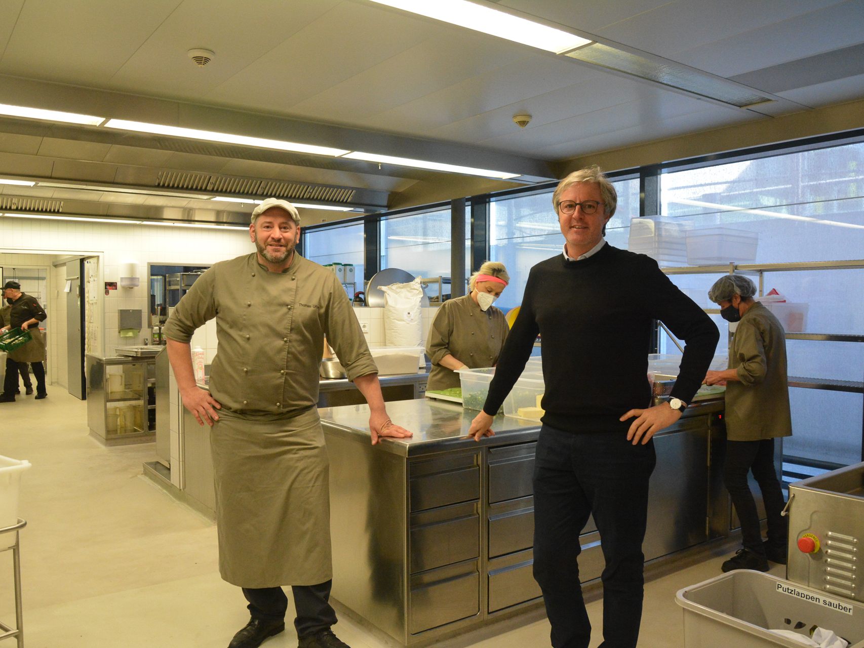 Die Gesundheit ihrer Gäste stets im Blick haben Küchenchef Thomas Urban (links) und Geschäftsführer der Esskultur Dietmar Hagen (rechts). Seit knapp einem Jahr kocht die Esskultur für die Seniorenhäuser, die Bezieher von Essen-auf-Rädern sowie für die Kinder aus Lustenaus Kindergärten und Kleinkindeinrichtungen. Die Gesundheit ihrer Gäste stets im Blick haben Küchenchef Thomas Urban (links) und Geschäftsführer der Esskultur Dietmar Hagen (rechts). Seit knapp einem Jahr kocht die Esskultur für die Seniorenhäuser, die Bezieher von Essen-auf-Rädern sowie für die Kinder aus Lustenaus Kindergärten und Kleinkindeinrichtungen.