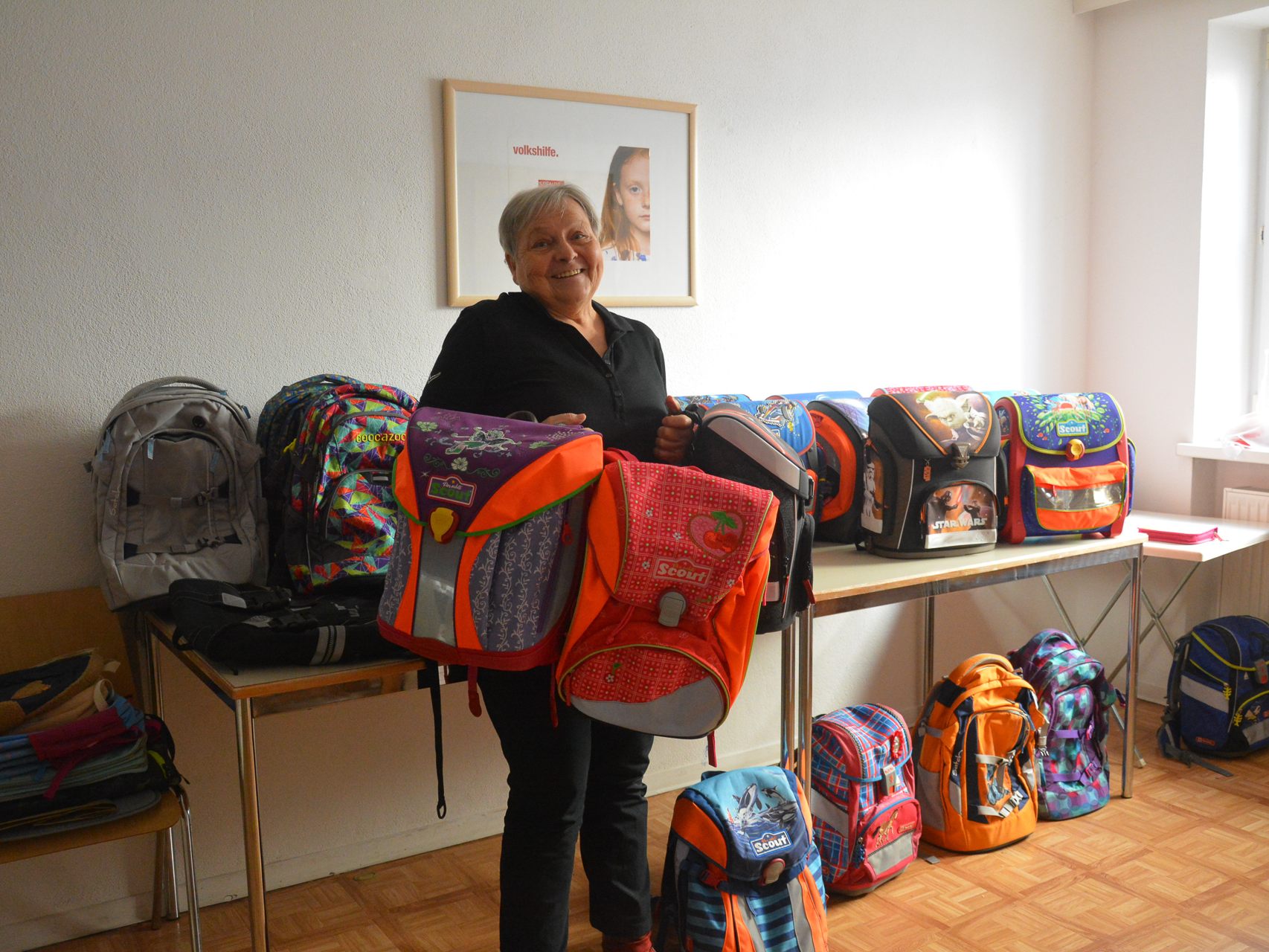 Annegret Senn von der Volkshilfe sammelt Schultaschen für die ukrainischen Kinder, die bald in Vorarlberg eintreffen werden.