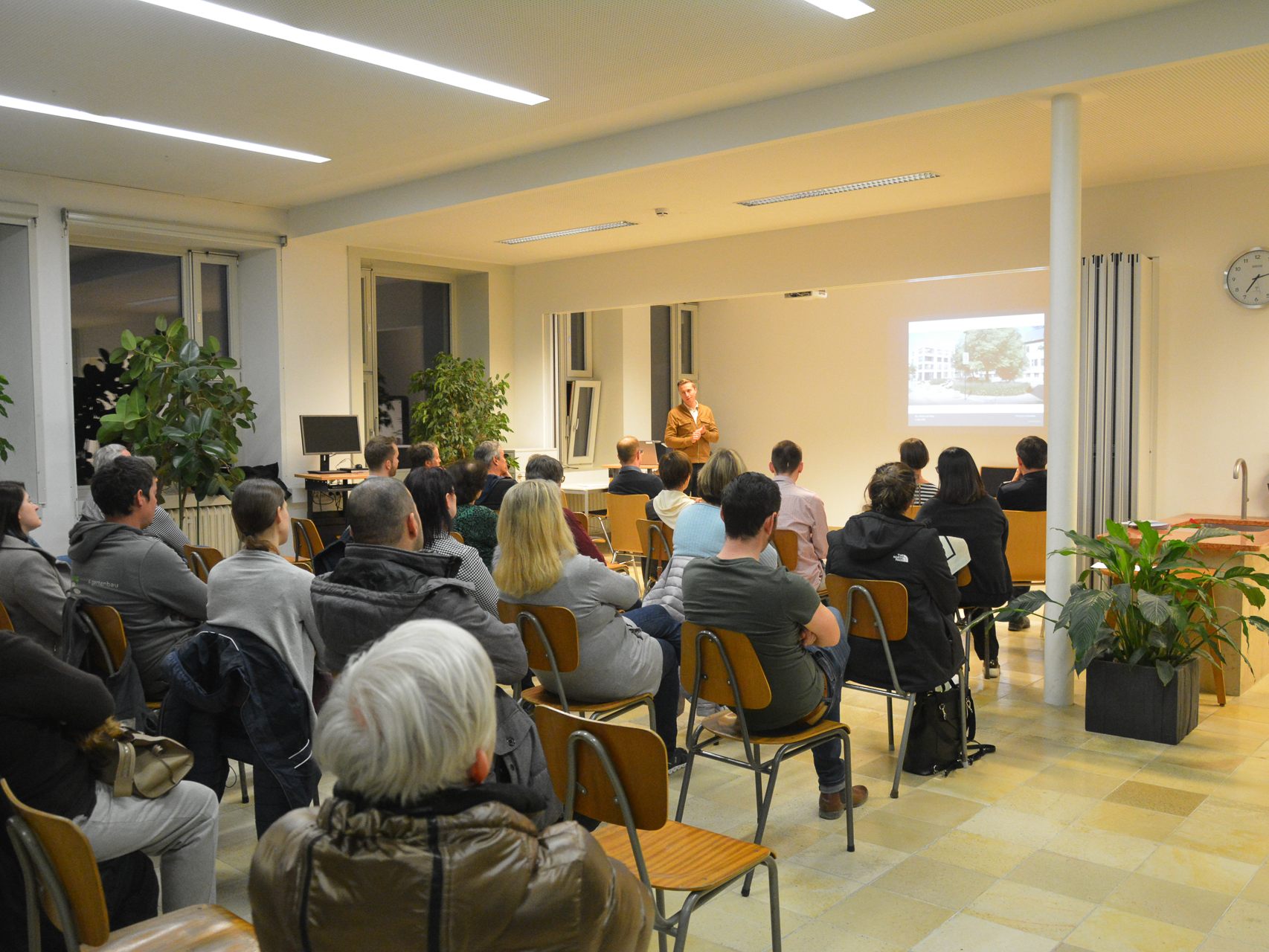 Großes Interesse herrschte beim Informationsabend in der Mittelschule Kirchdorf zur neuen Begegnungszone. Großes Interesse herrschte beim Informationsabend in der Mittelschule Kirchdorf zur neuen Begegnungszone.
