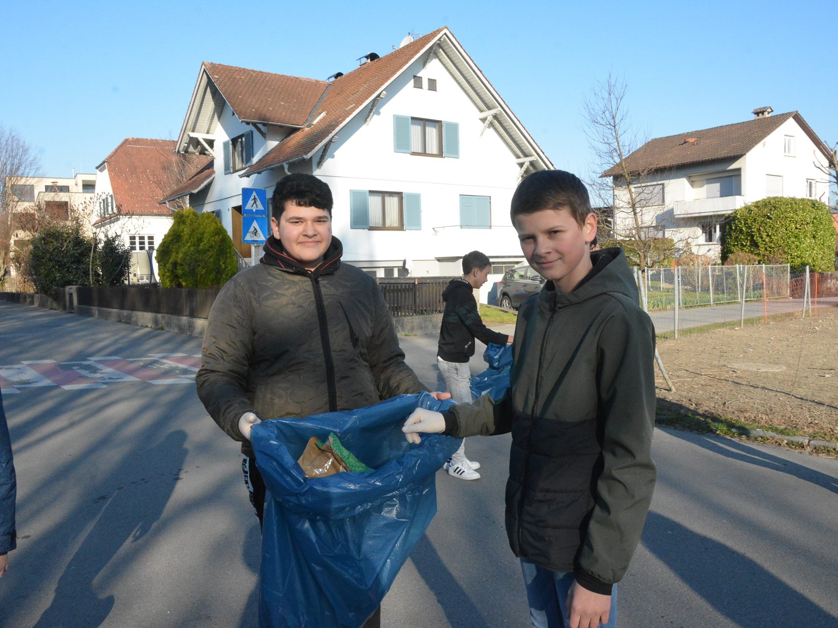 Die Schüler der Mittelschule Kirchdorf halten ihre Umgebung sauber. Einmal pro Woche sammeln sie achtlos weggeworfenen Müll ein. Die Schüler der Mittelschule Kirchdorf halten ihre Umgebung sauber. Einmal pro Woche sammeln sie achtlos weggeworfenen Müll ein.