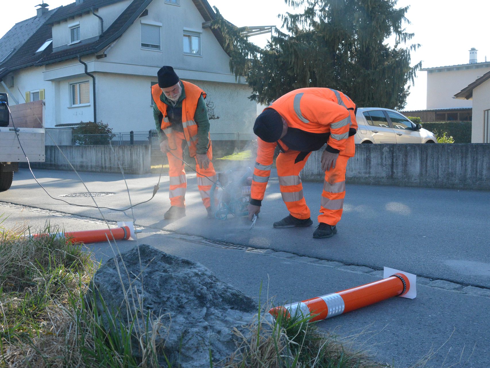 21 Verkehrspoller sollen das Hagenmahd für die Fußgänger sicherer gestalten. 21 Verkehrspoller sollen das Hagenmahd für die Fußgänger sicherer gestalten.