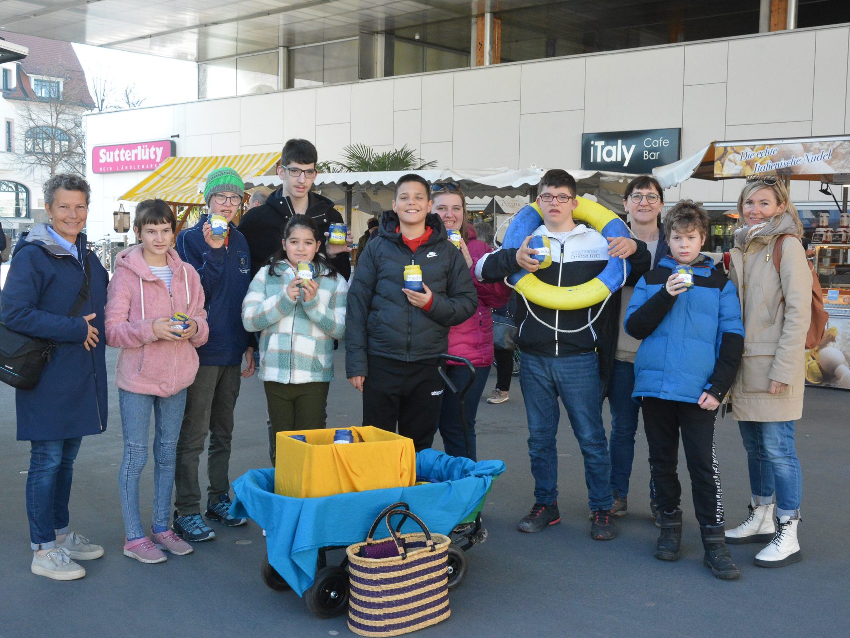 Die Schüler des SPZ Lustenau verschenkten selbstgebastelte Friedenslichter auf dem Wochenmarkt. Die Schüler des SPZ Lustenau verschenkten selbstgebastelte Friedenslichter auf dem Wochenmarkt.