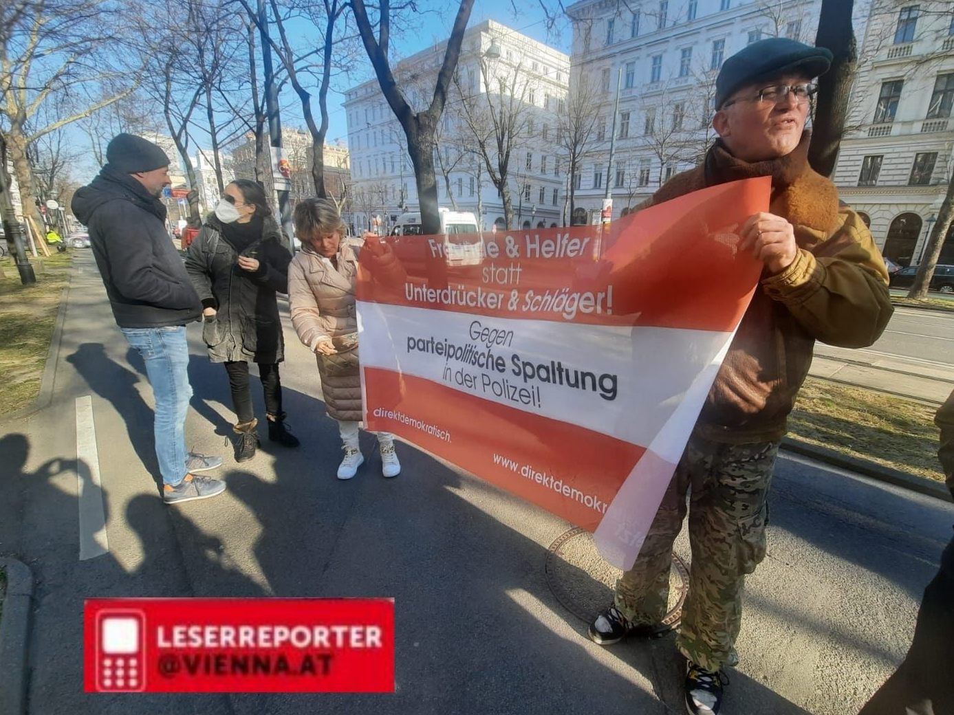 Corona-Maßnahmen-Gegner protestierten vor der Landespolizeidirektion in Wien.