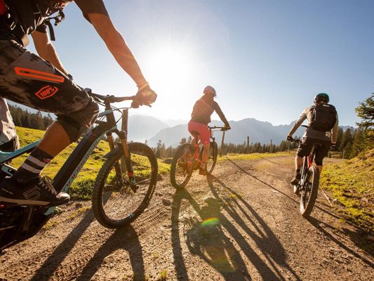 E-Bike Tour auf eigens ausgewiesenen Radwegen E-Bike Tour auf eigens ausgewiesenen Radwegen