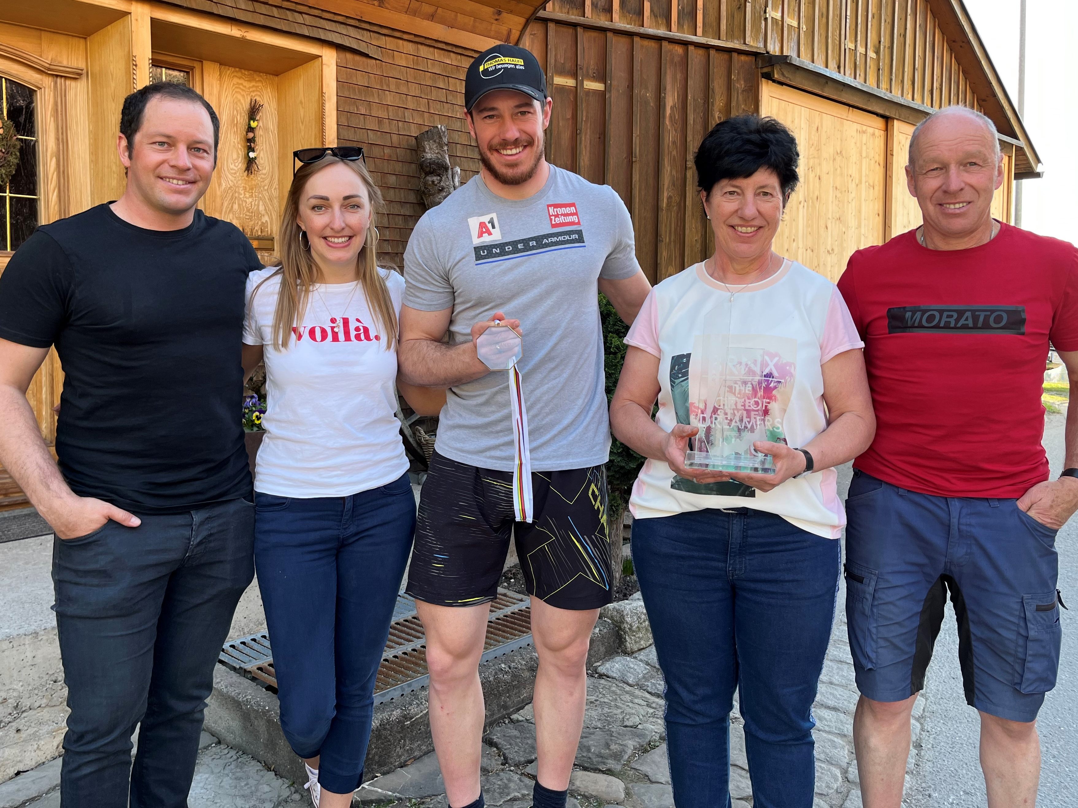 Die Familie ist sichtlich stolz auf den frisch gebackenen Europacup-Meister.