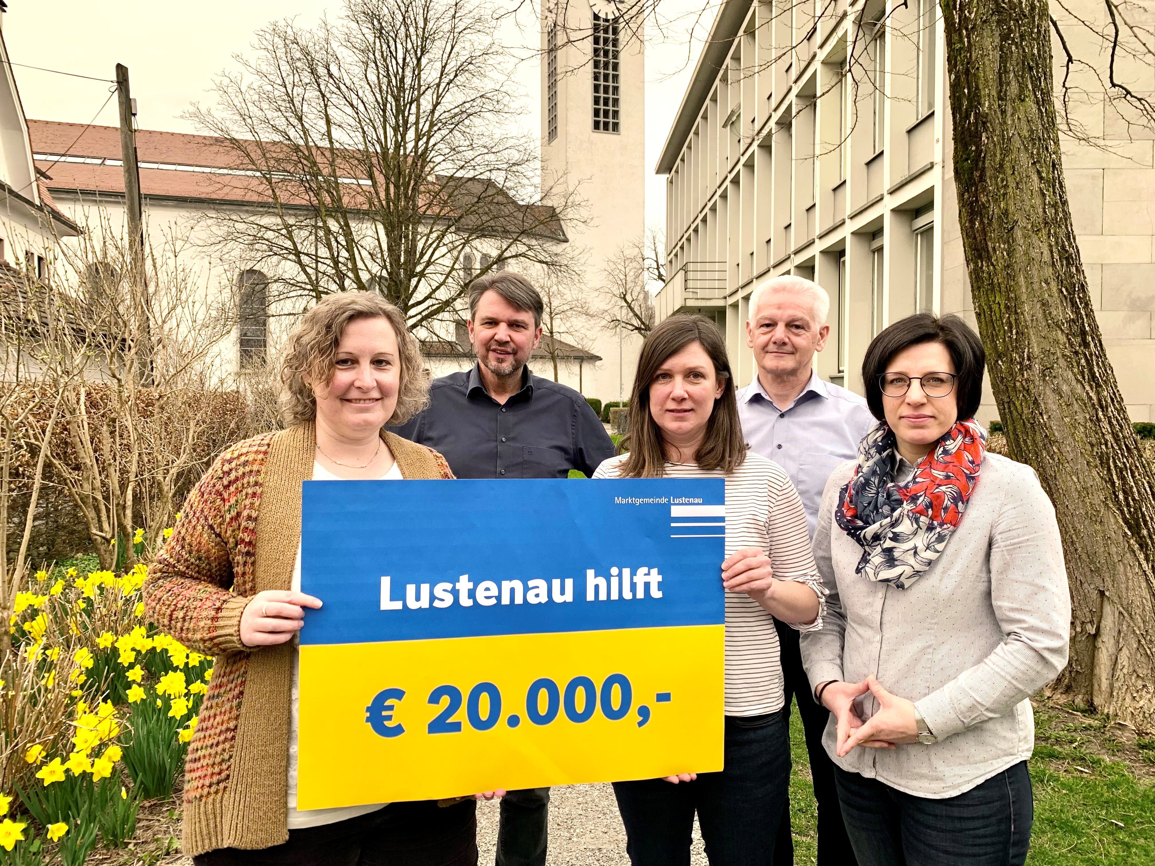 In der Lustenauer Bevölkerung herrscht große Anteilnahme für die Ukraine, viele wollen helfen. Auch die Gemeinde setzt ein Zeichen und hat als Soforthilfe 20.000 Euro gespendet. In der Lustenauer Bevölkerung herrscht große Anteilnahme für die Ukraine, viele wollen helfen. Auch die Gemeinde setzt ein Zeichen und hat als Soforthilfe 20.000 Euro gespendet.